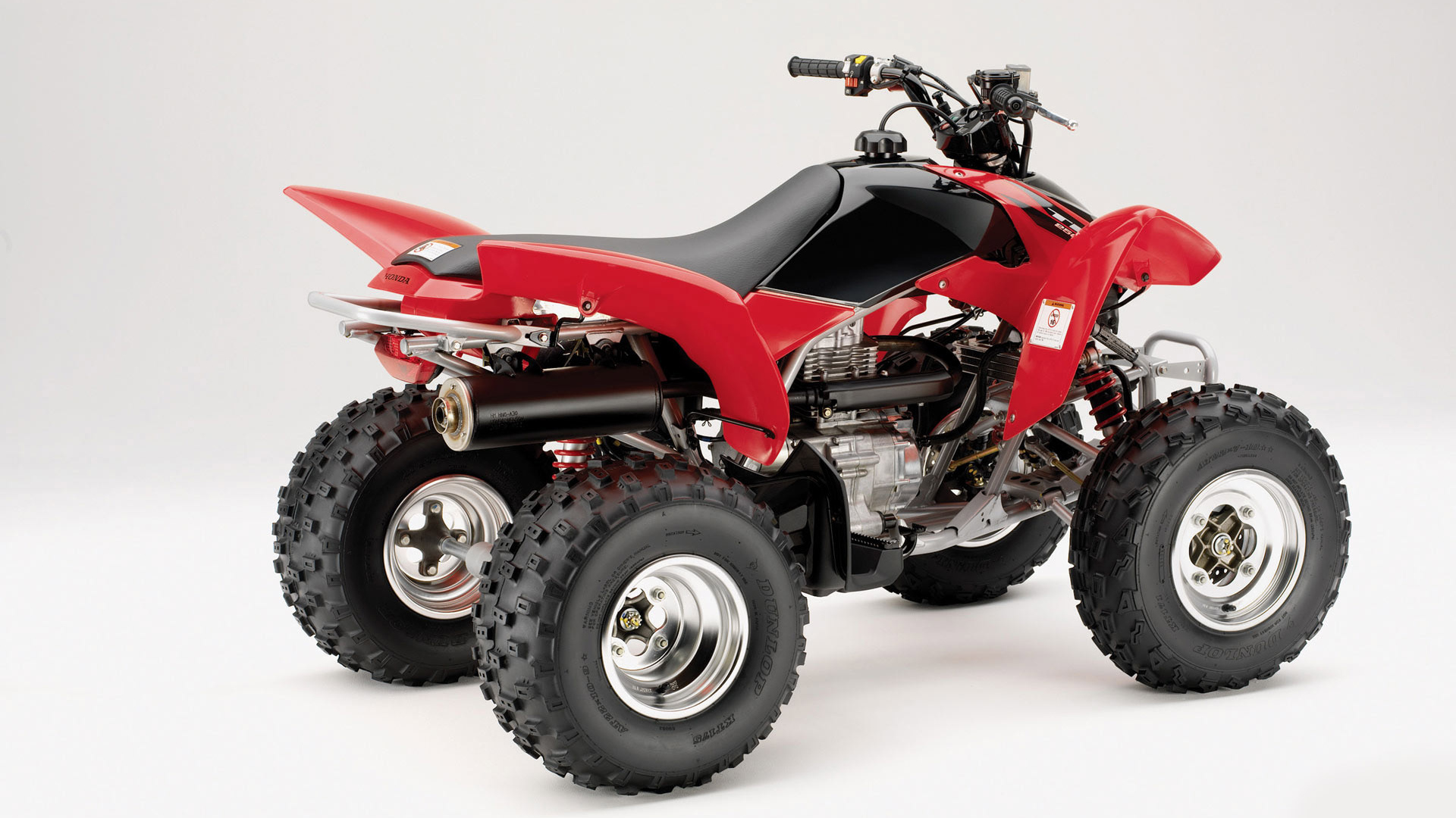 Красный спортивный Honda квадроцикл