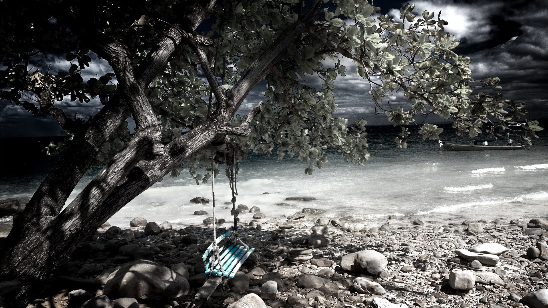 Качели на берегу моря