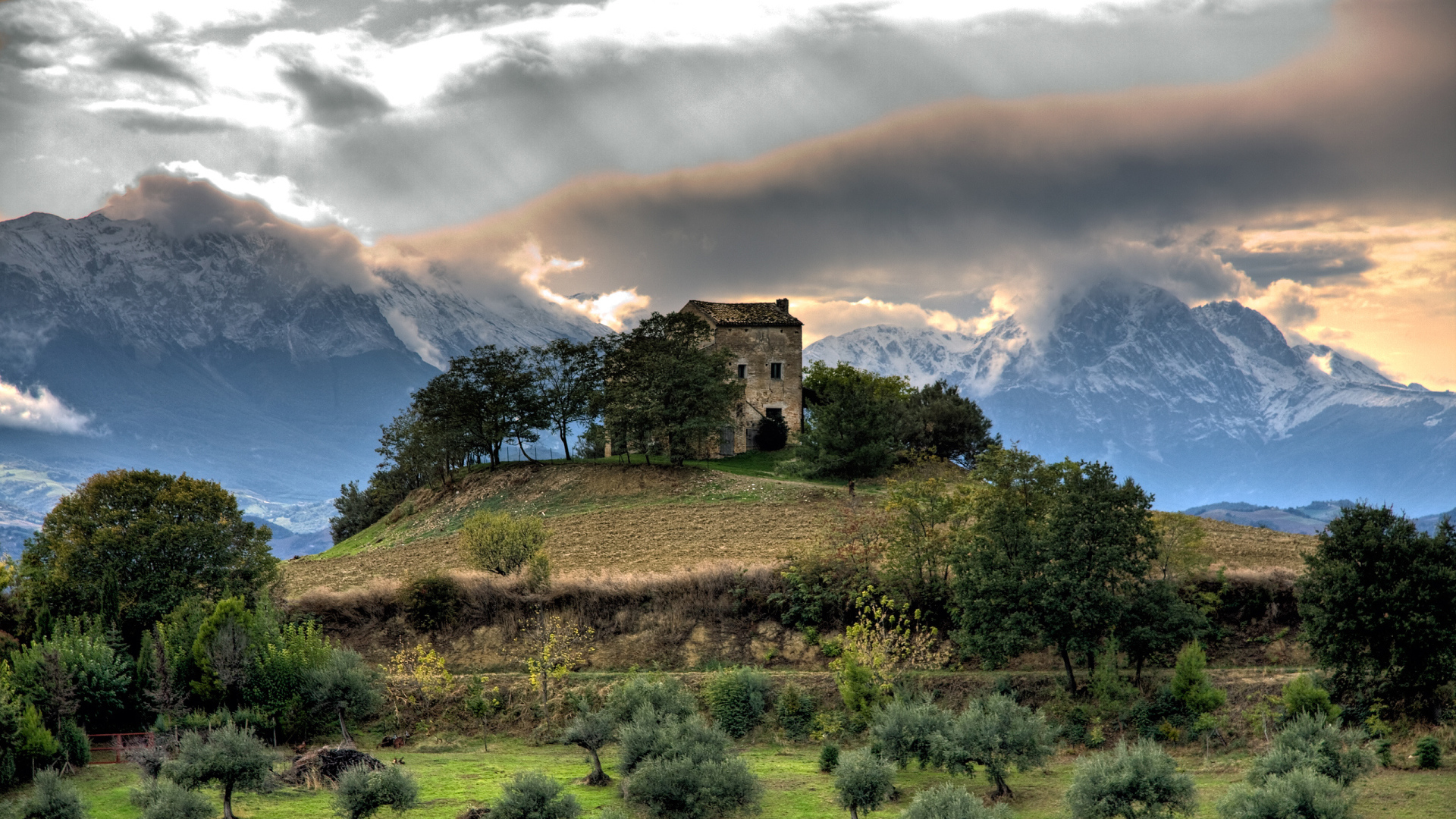 Дом среди высоких гор