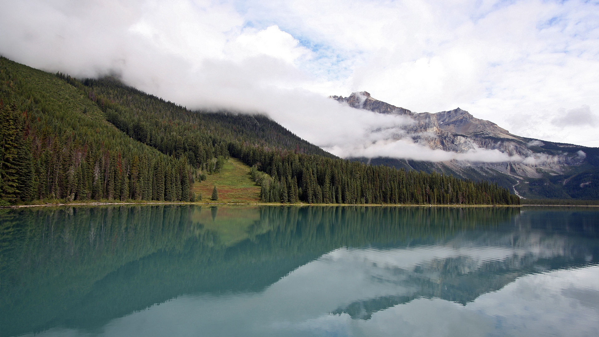 Кристально чистое озеро