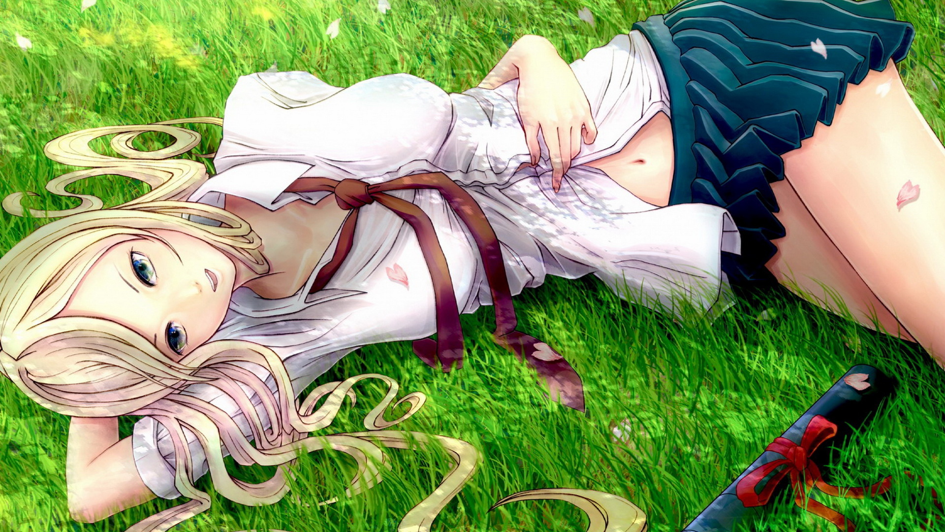 Расслабляясь на траве