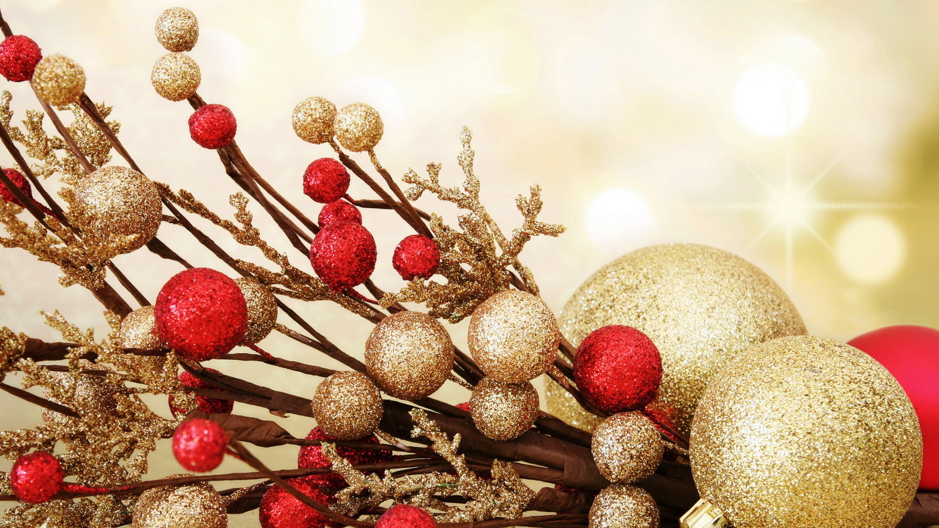 Шары на ветке