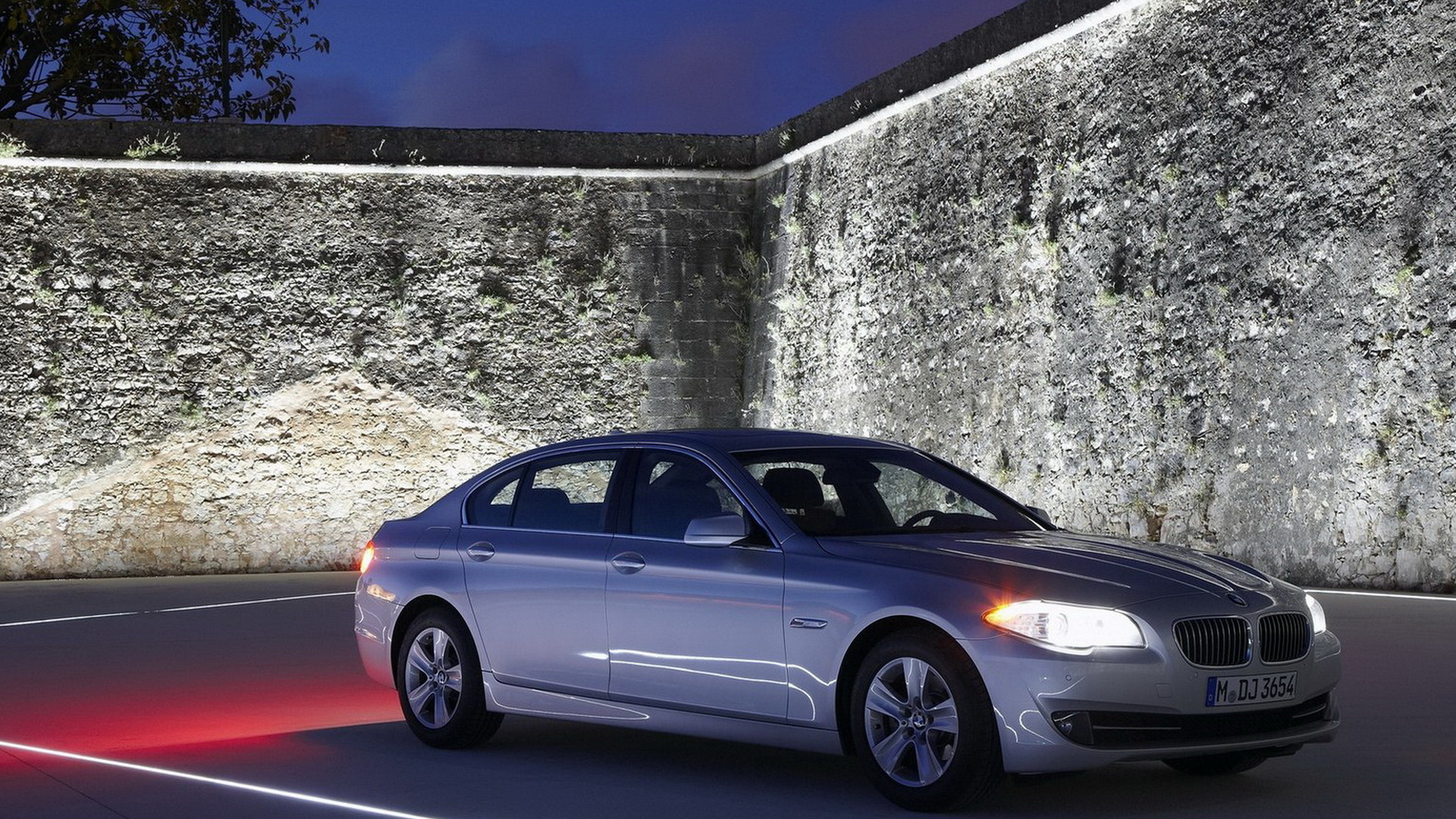 БМВ 5 серии окруженный стеной