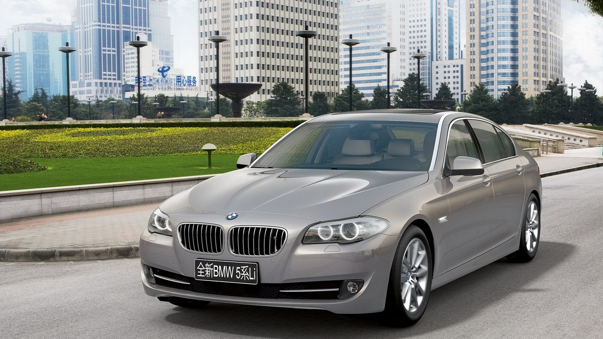 BMW 5 Series Long Wheelbaseа на улицах востока
