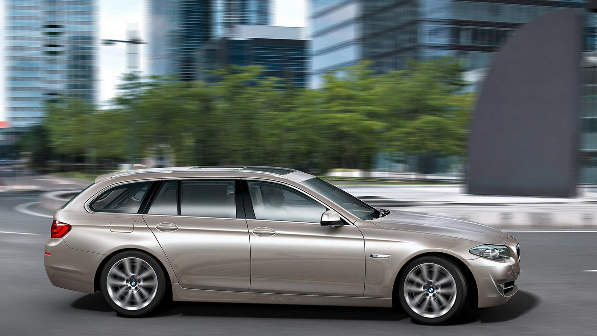 БМВ 5 Серии двигаясь по городу