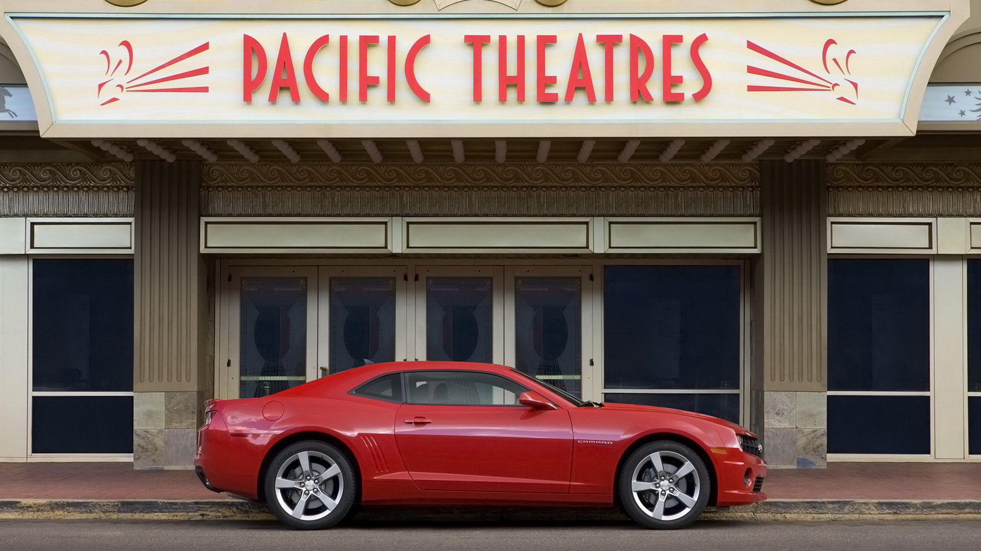 Красный Шевроле Камаро