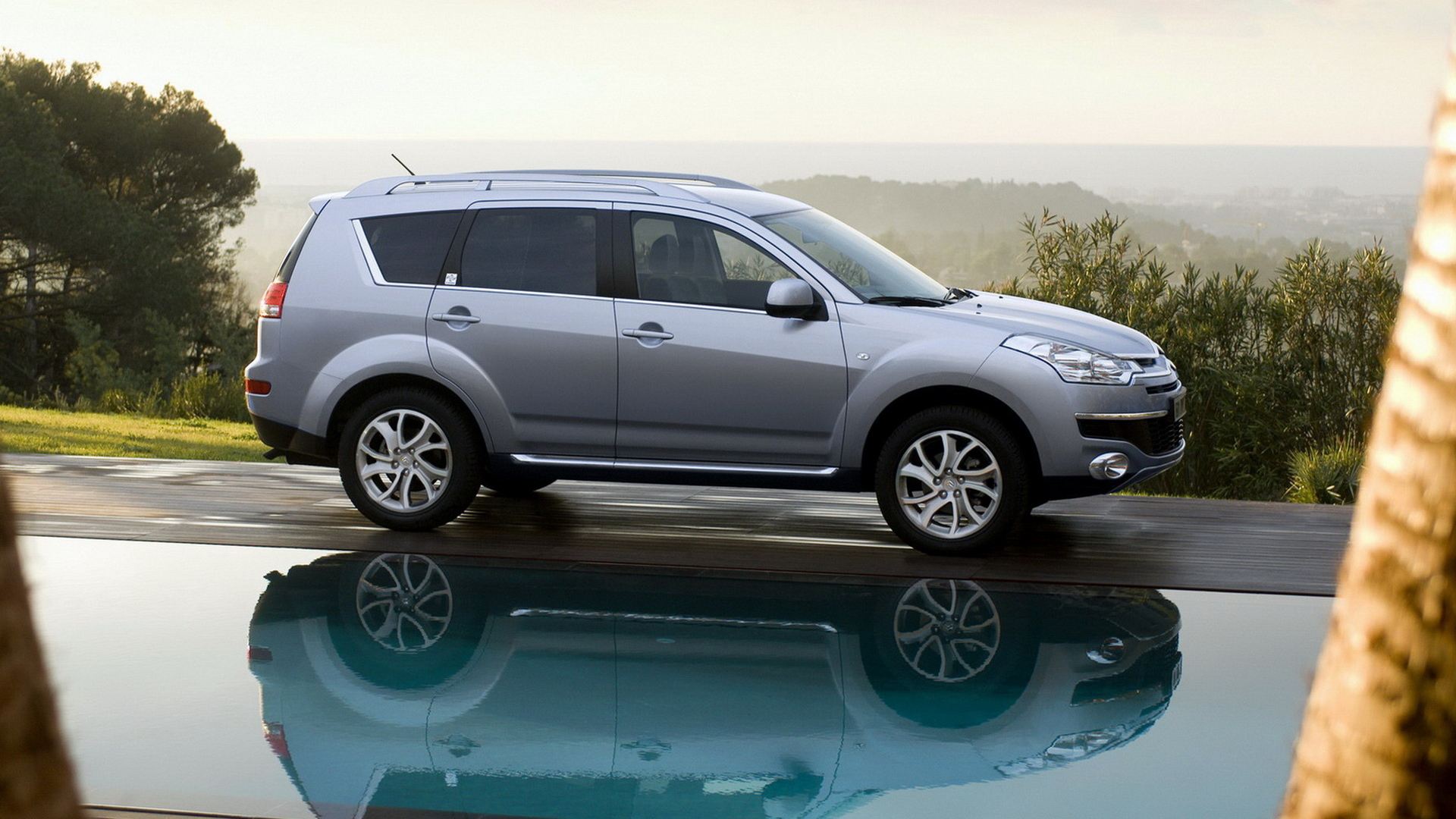 Ситроен С Кроссер возле бассейна