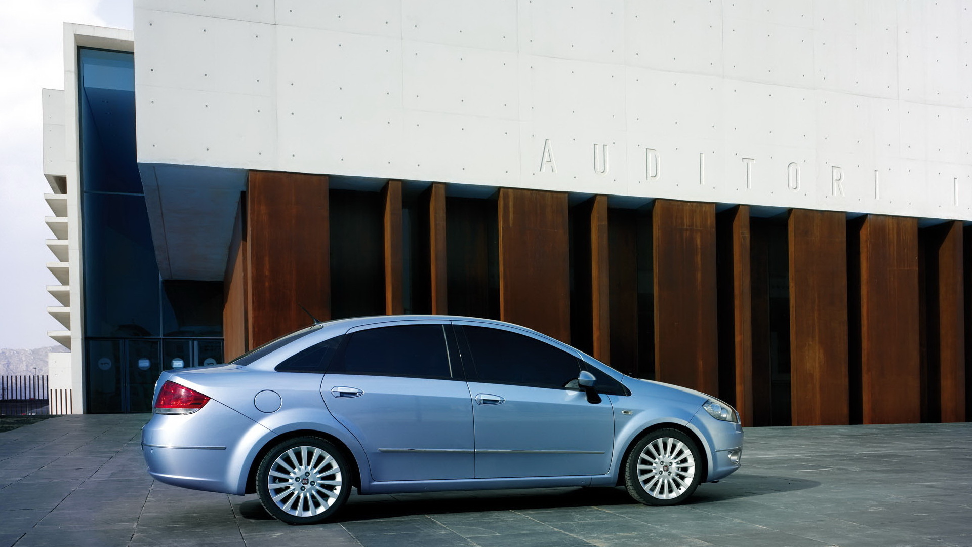 Фиат Линеа голубого цвета