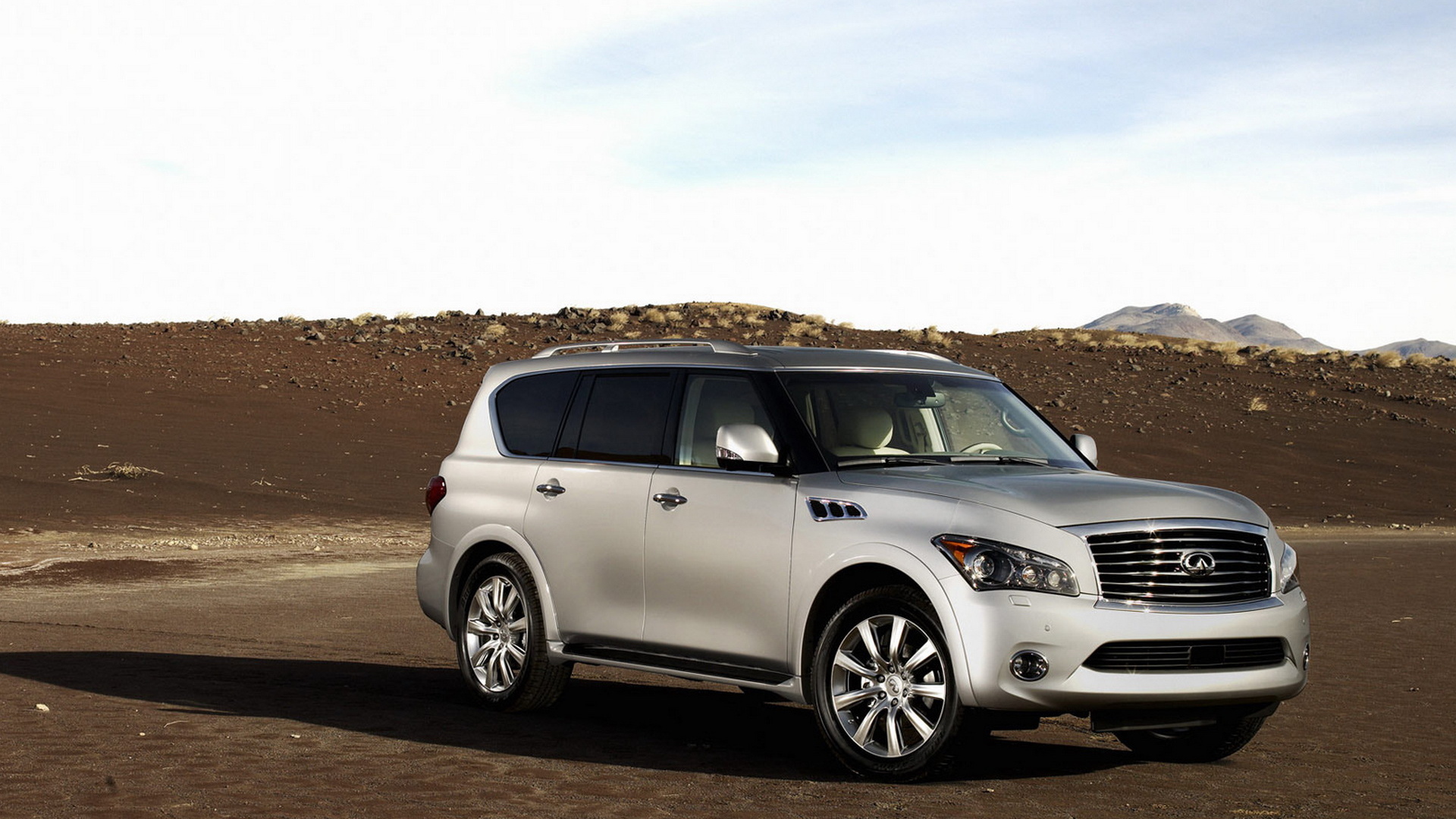Инфинити QX в пустыне