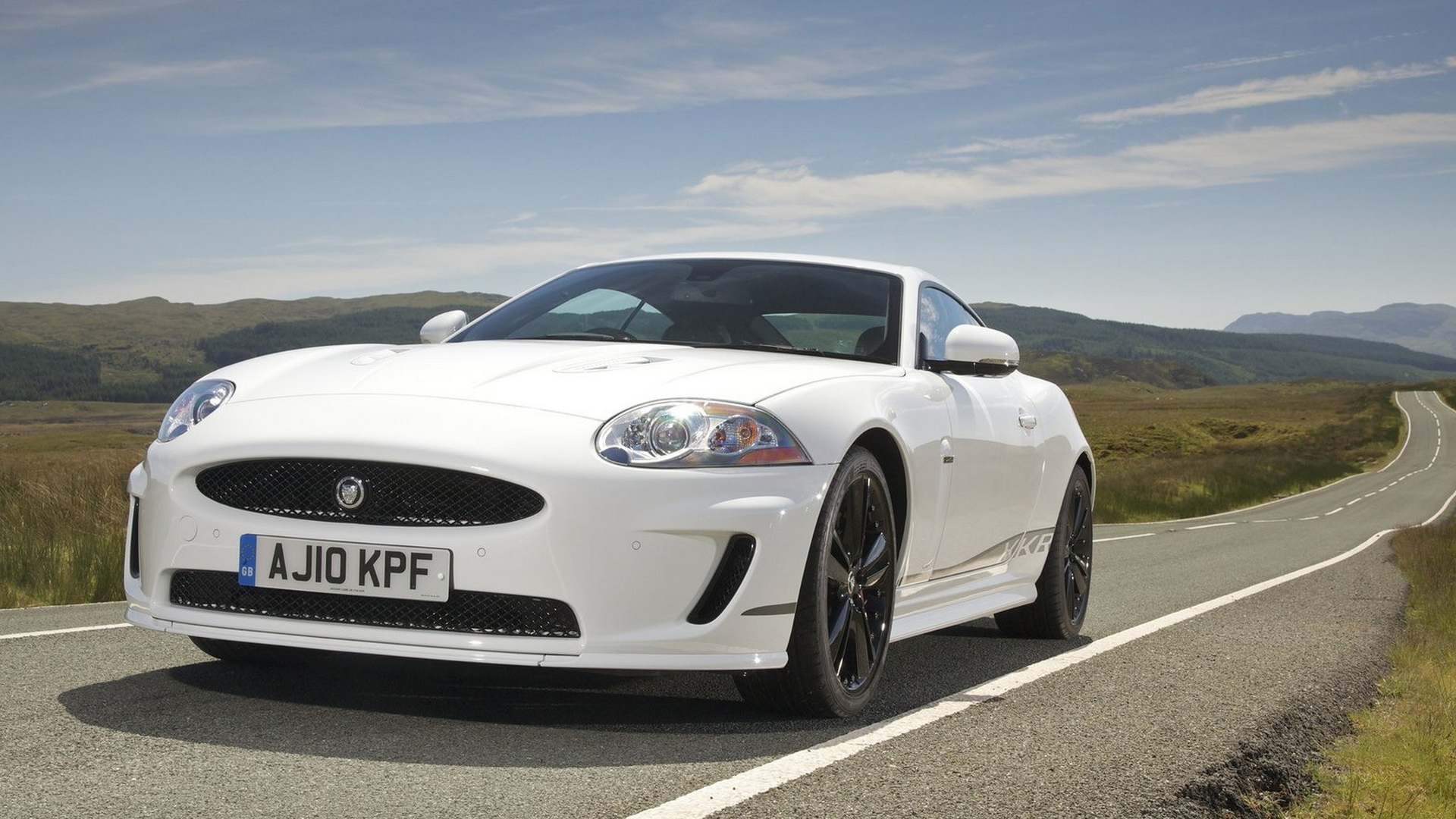 Новый Ягуар-XKR в движении