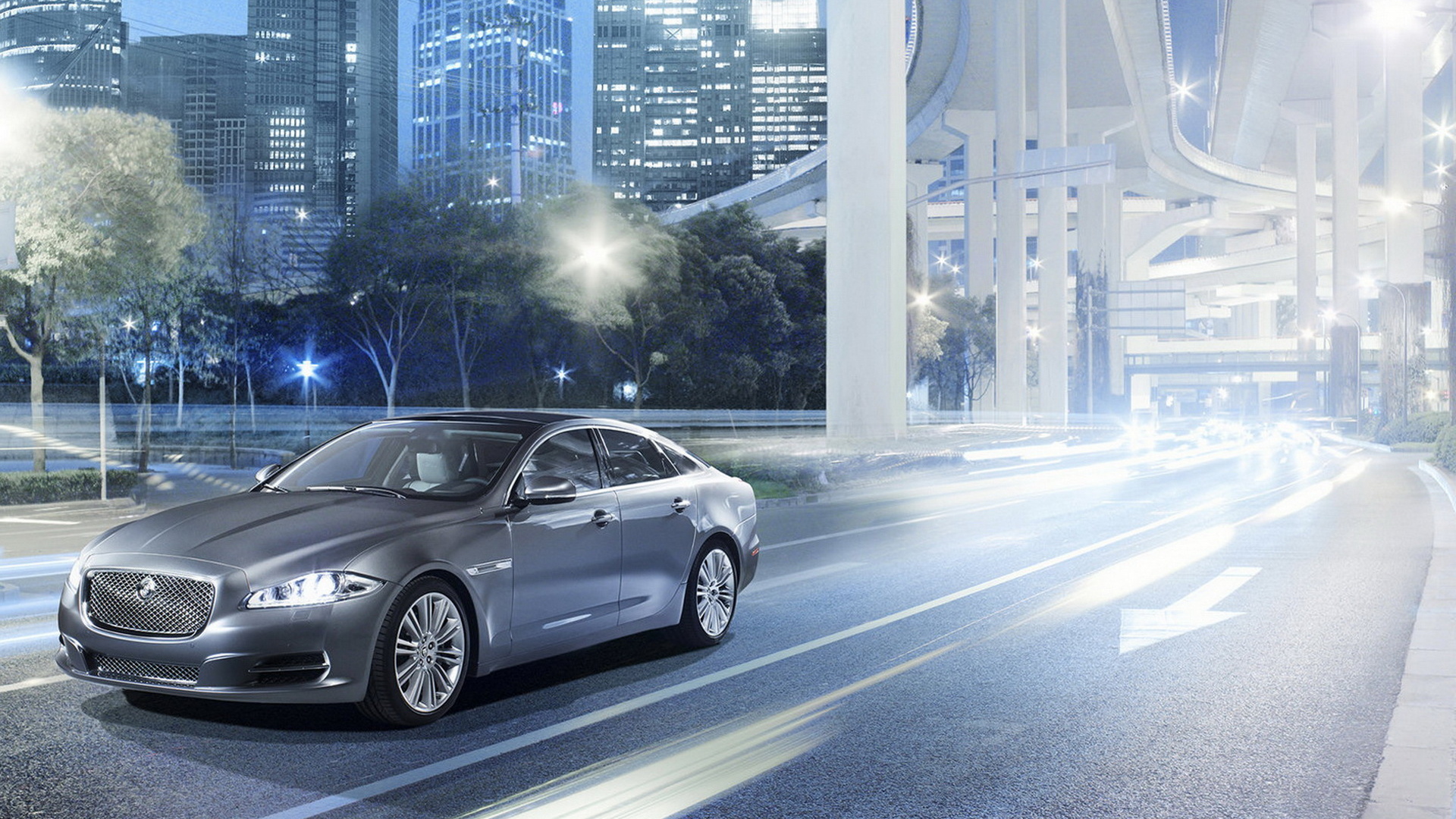 Jaguar XJ на улицах города