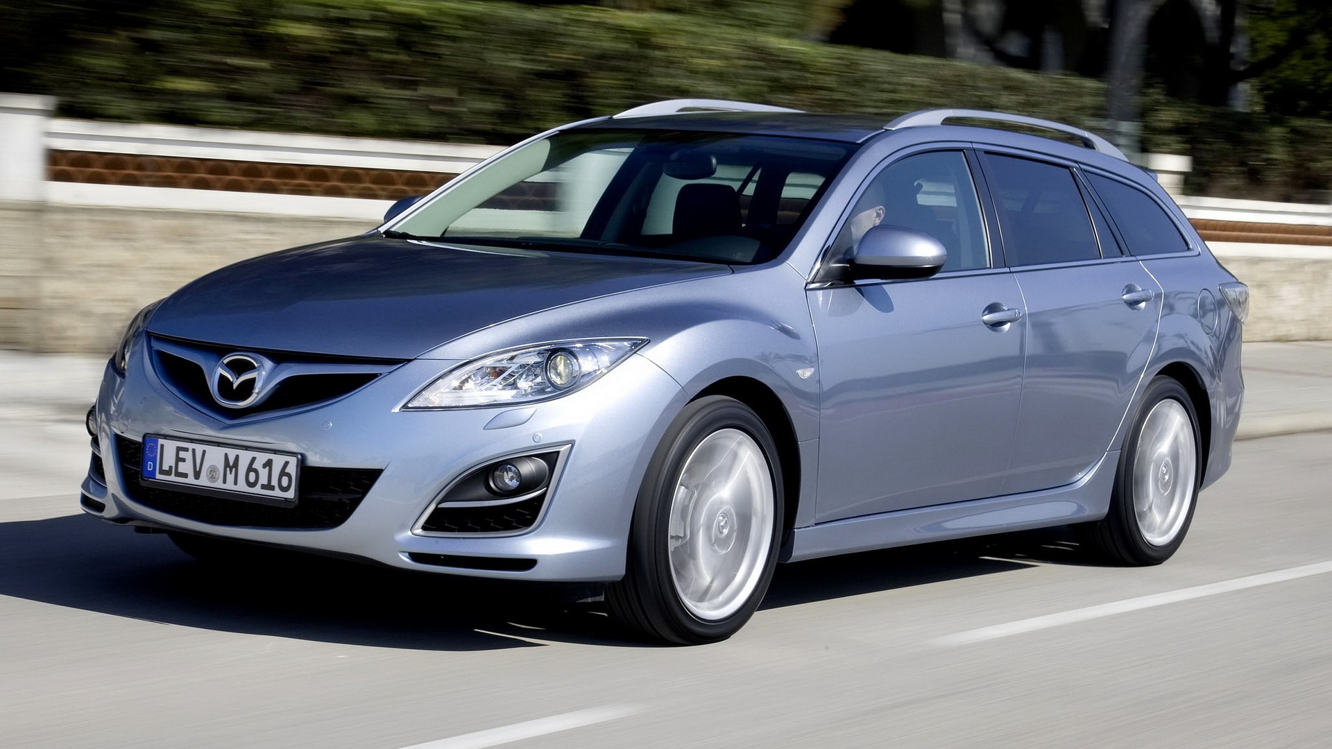 Мазда 6 универсал в движении