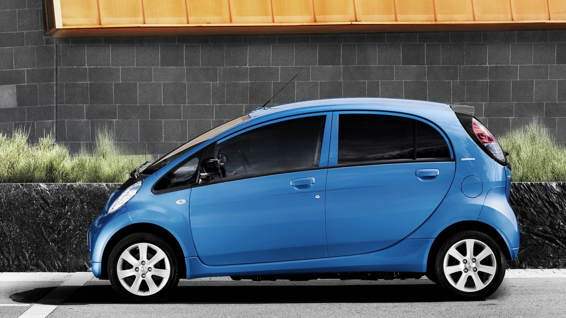 Маленький Пежо iOn 2011