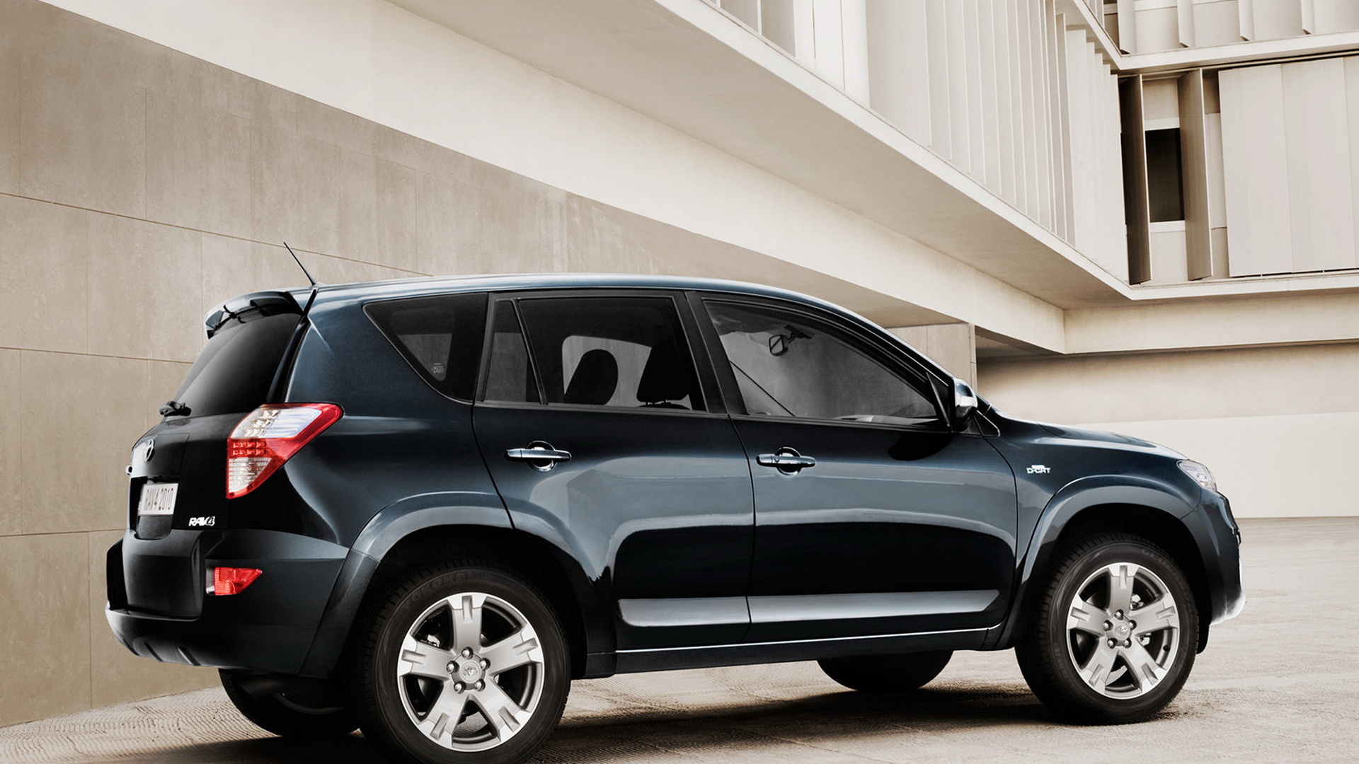 Тойота Рав 4 около здания