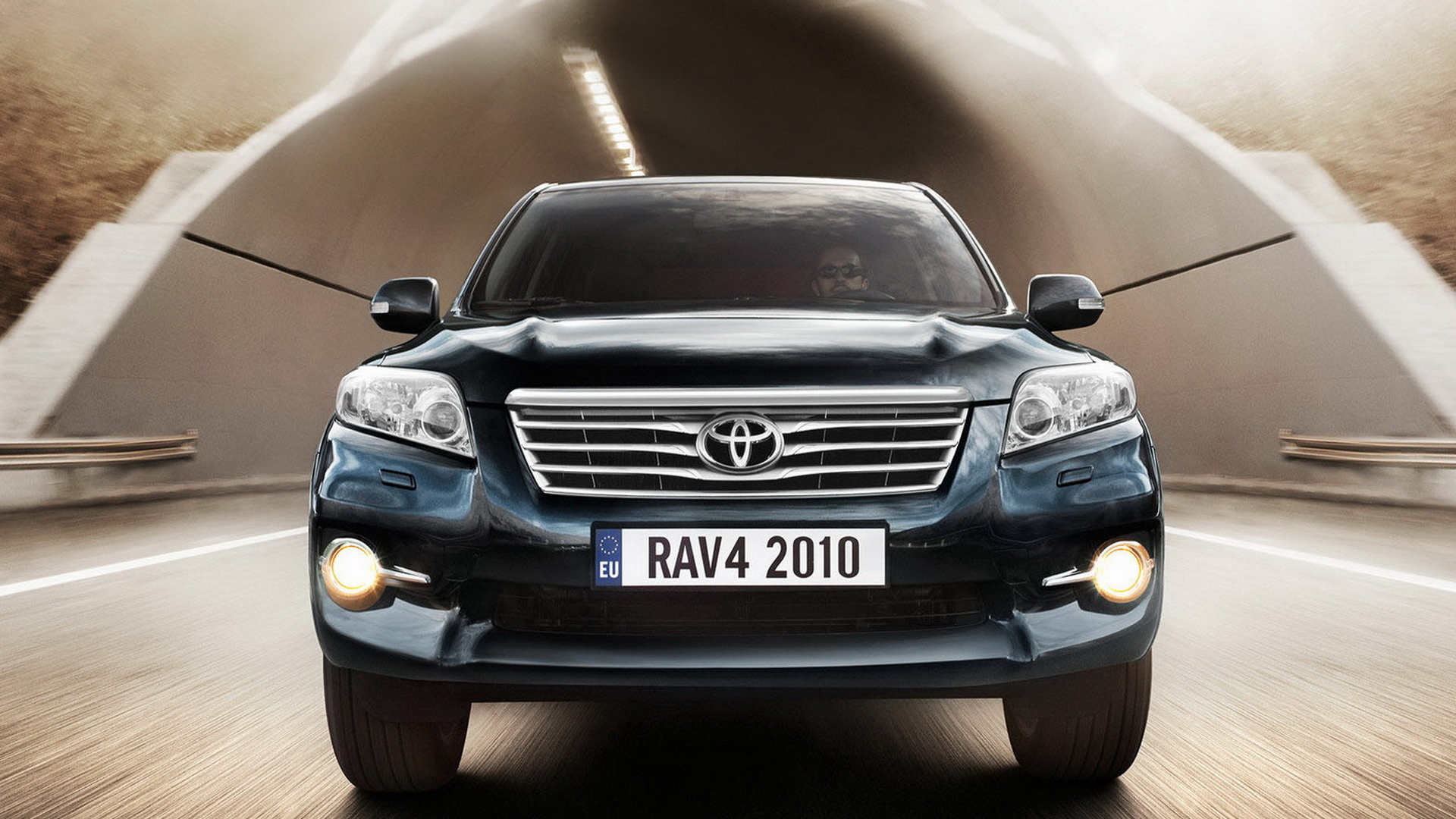 Тойота РАВ 4 выезжая из туннеля