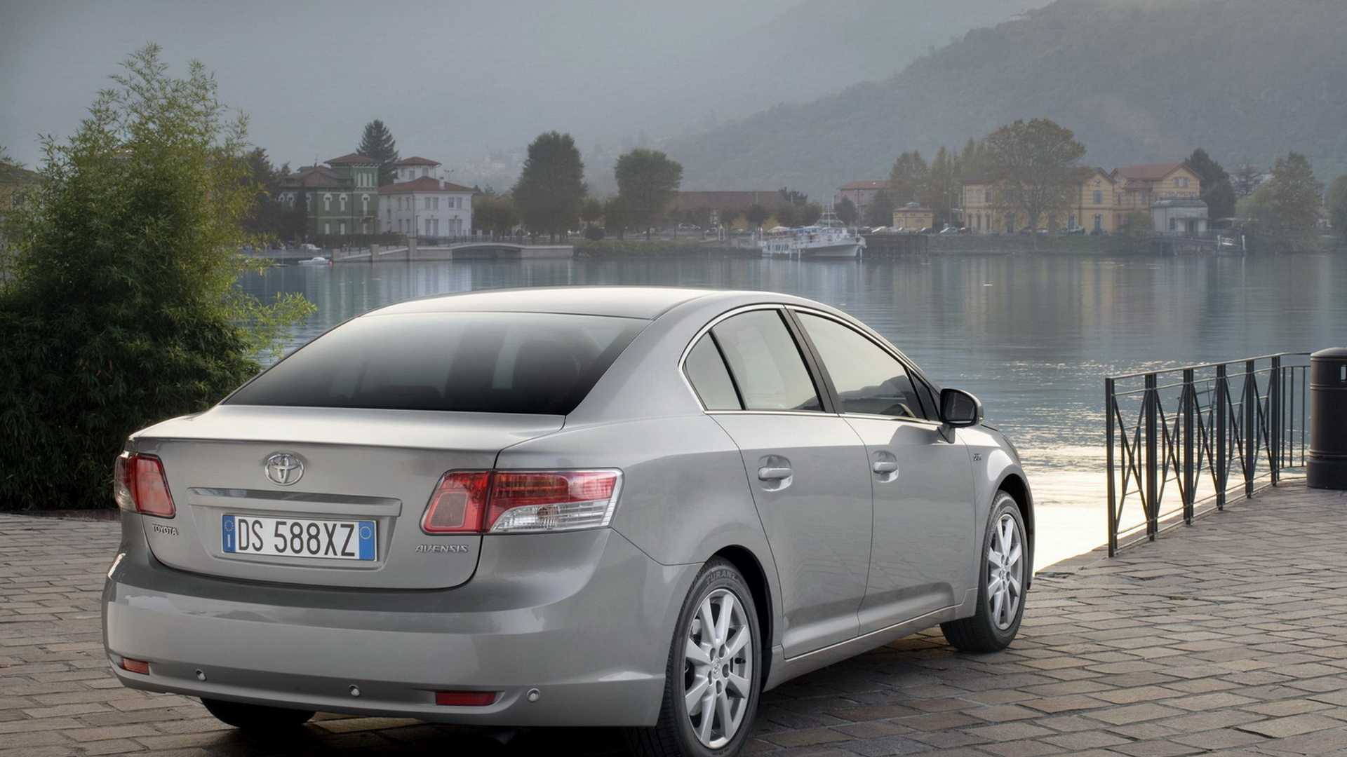 Тойота Авенсис на берегу реки