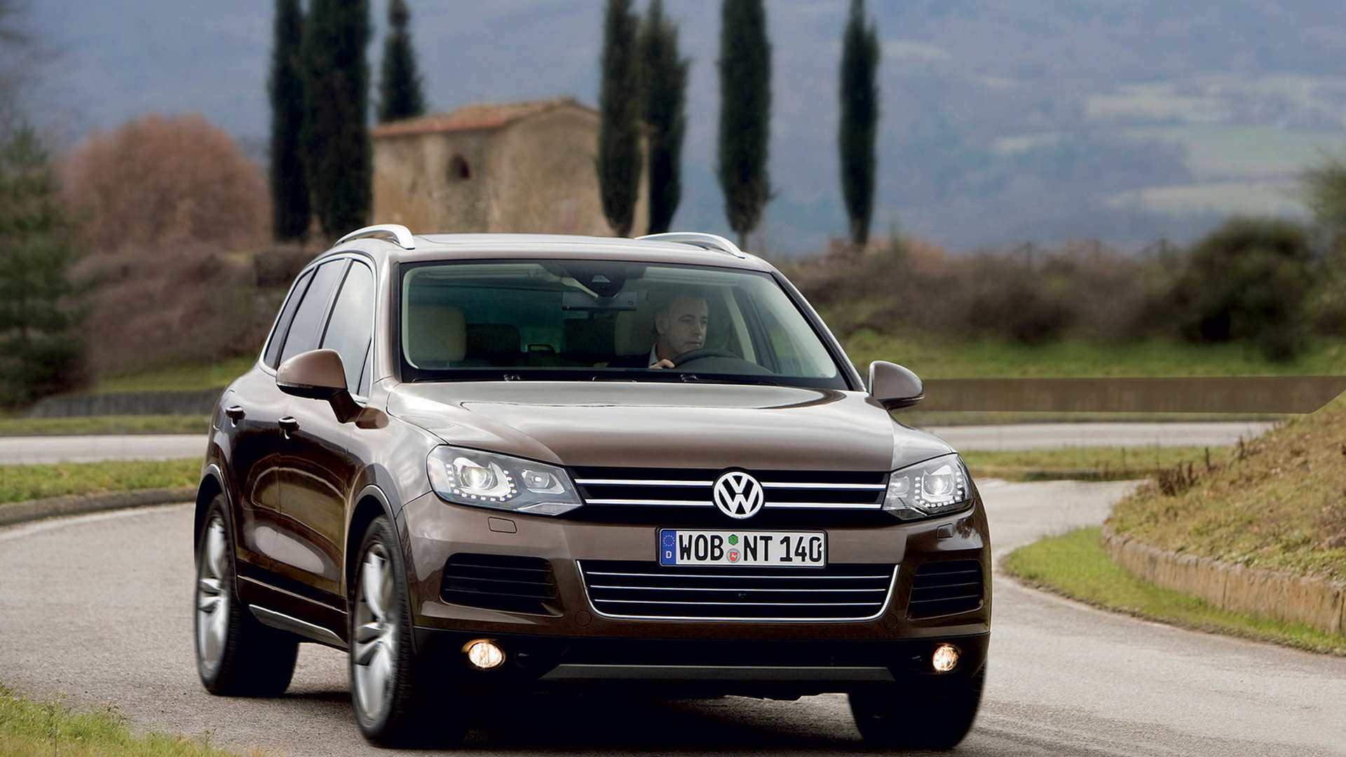 Volkswagen Touareg в пригороде