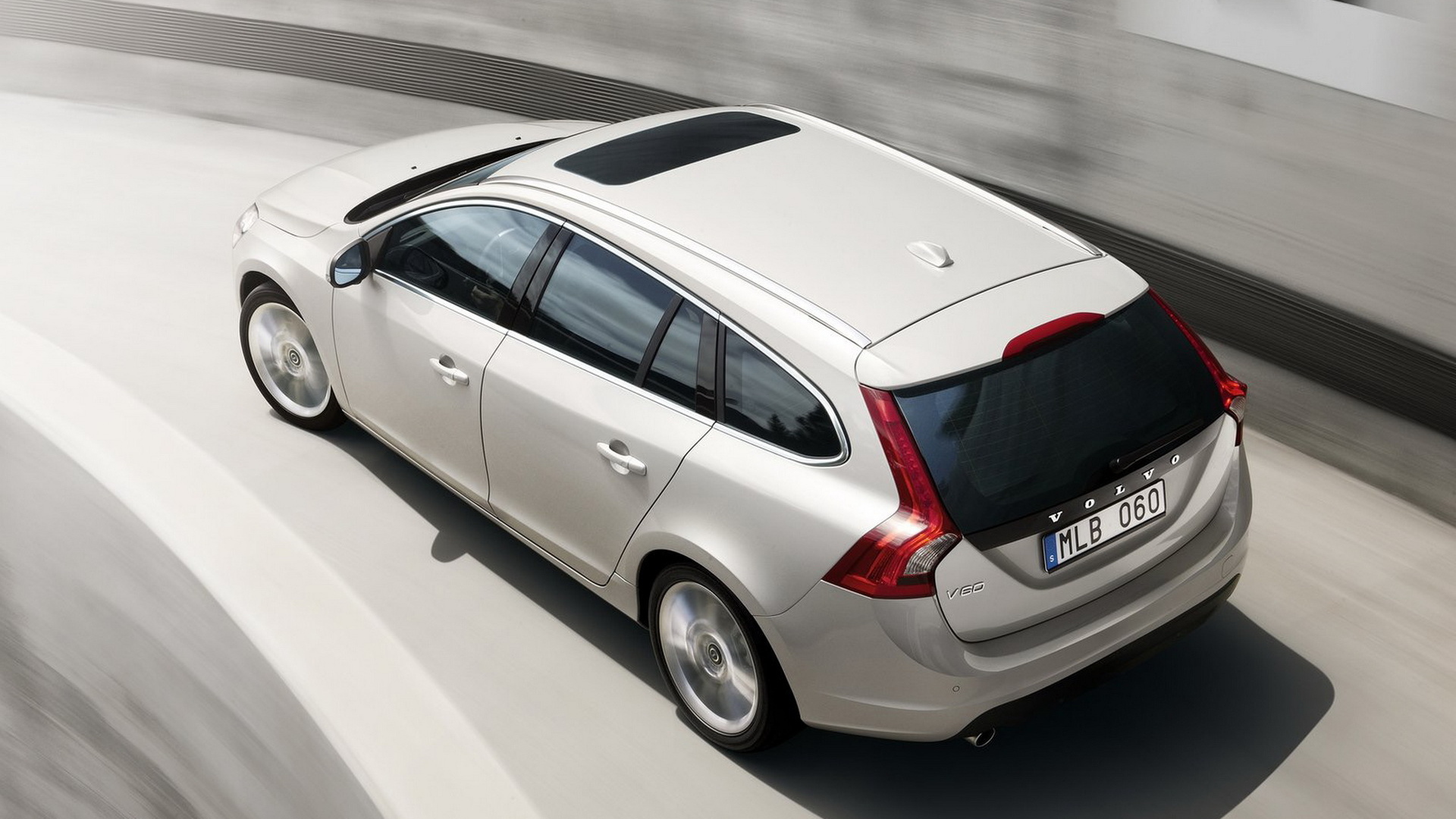 Вольво В60 - автомобиль в движении
