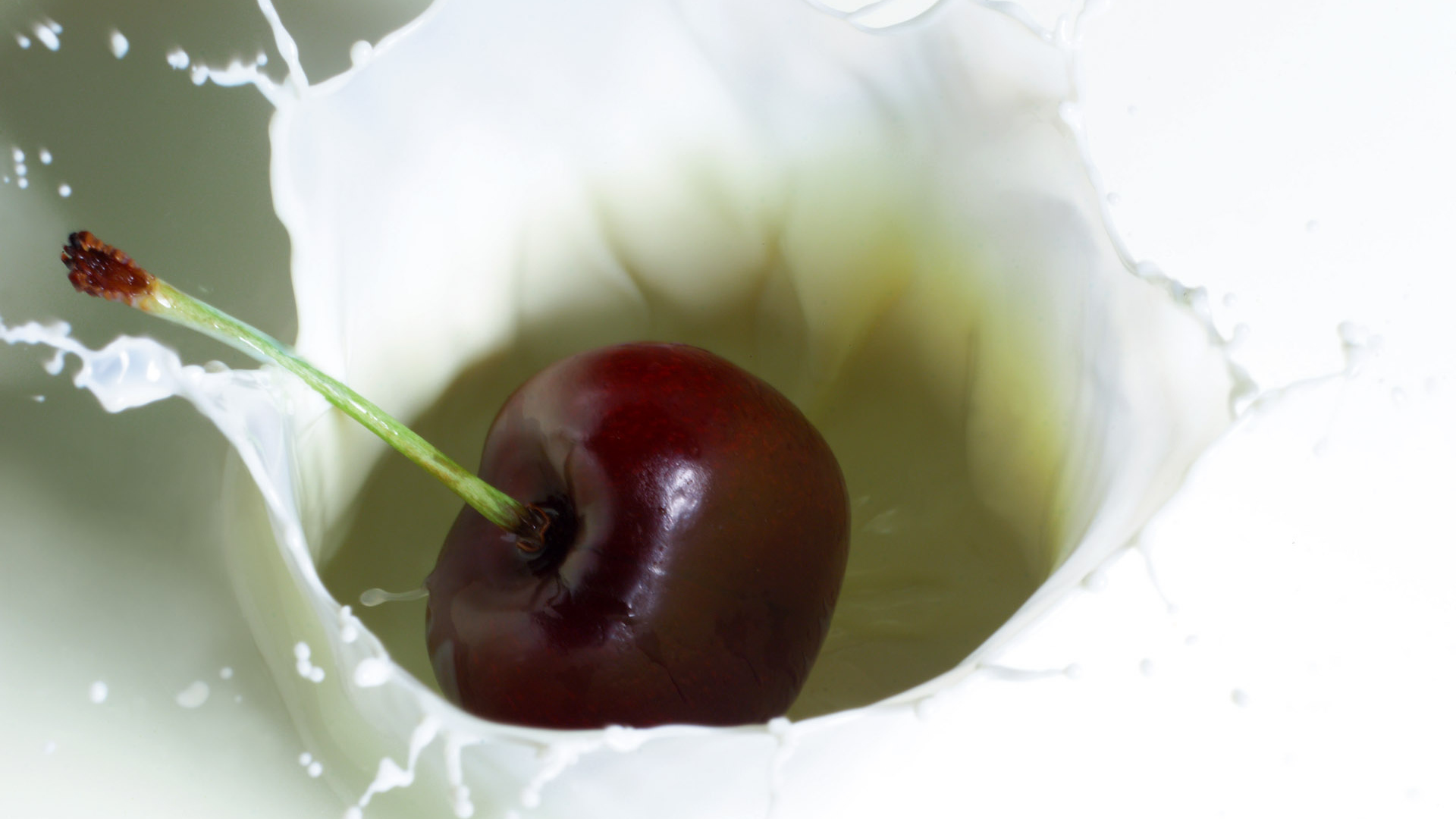 Вишня и молоко