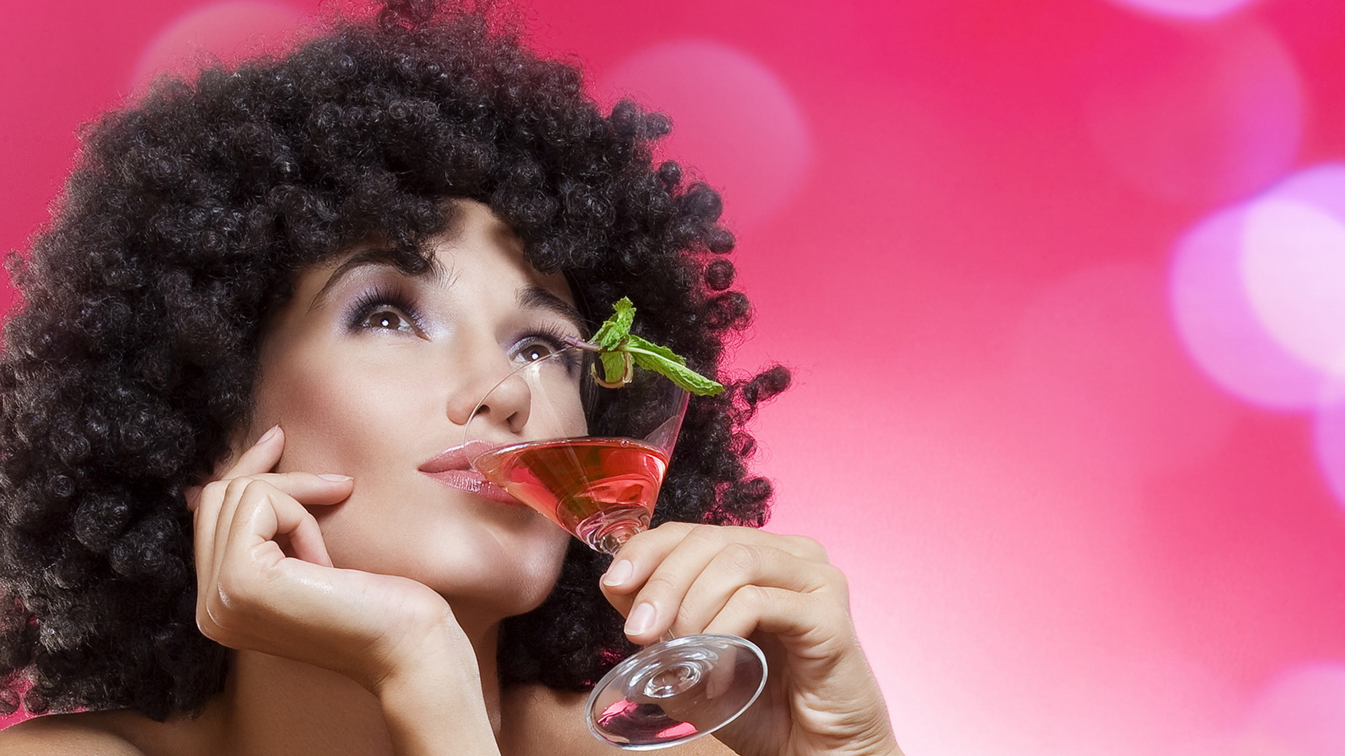 Девушка с кудряшками