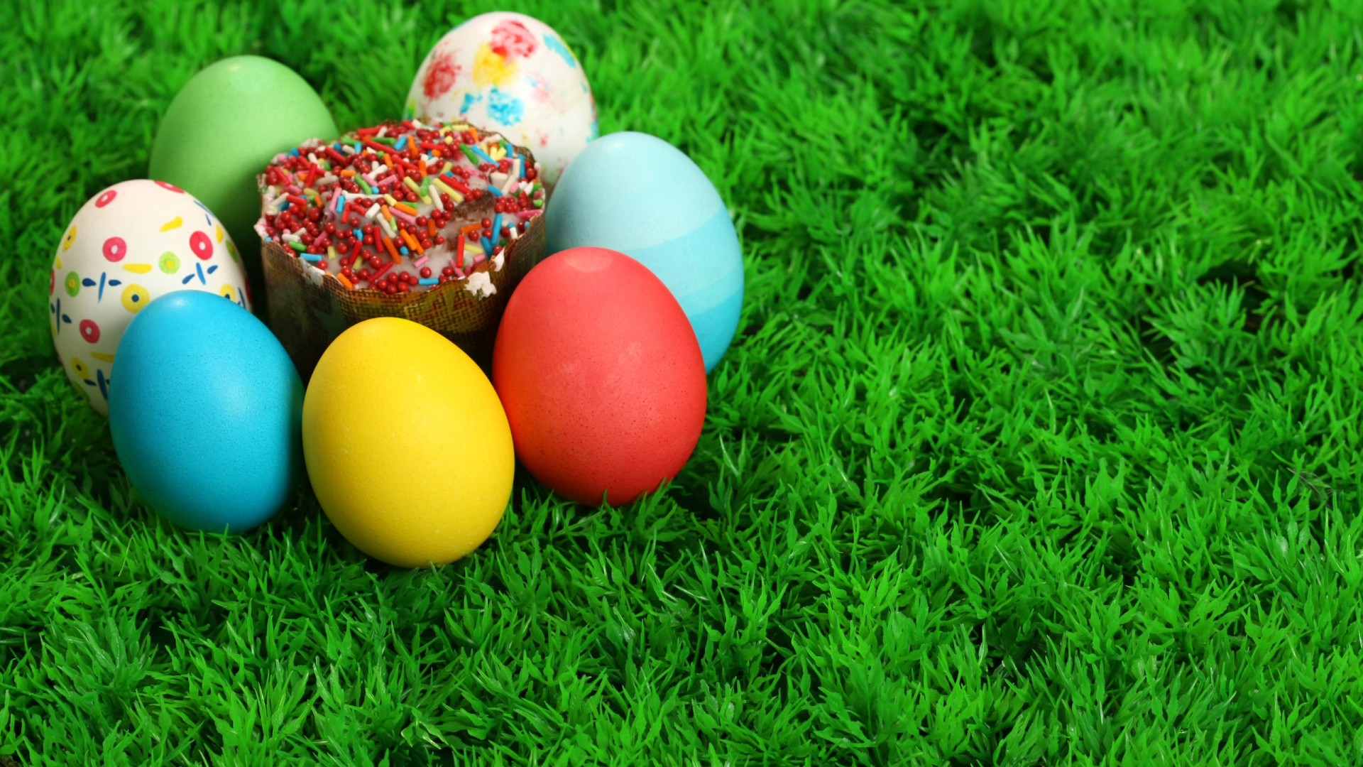 Пасха и яйца на траве
