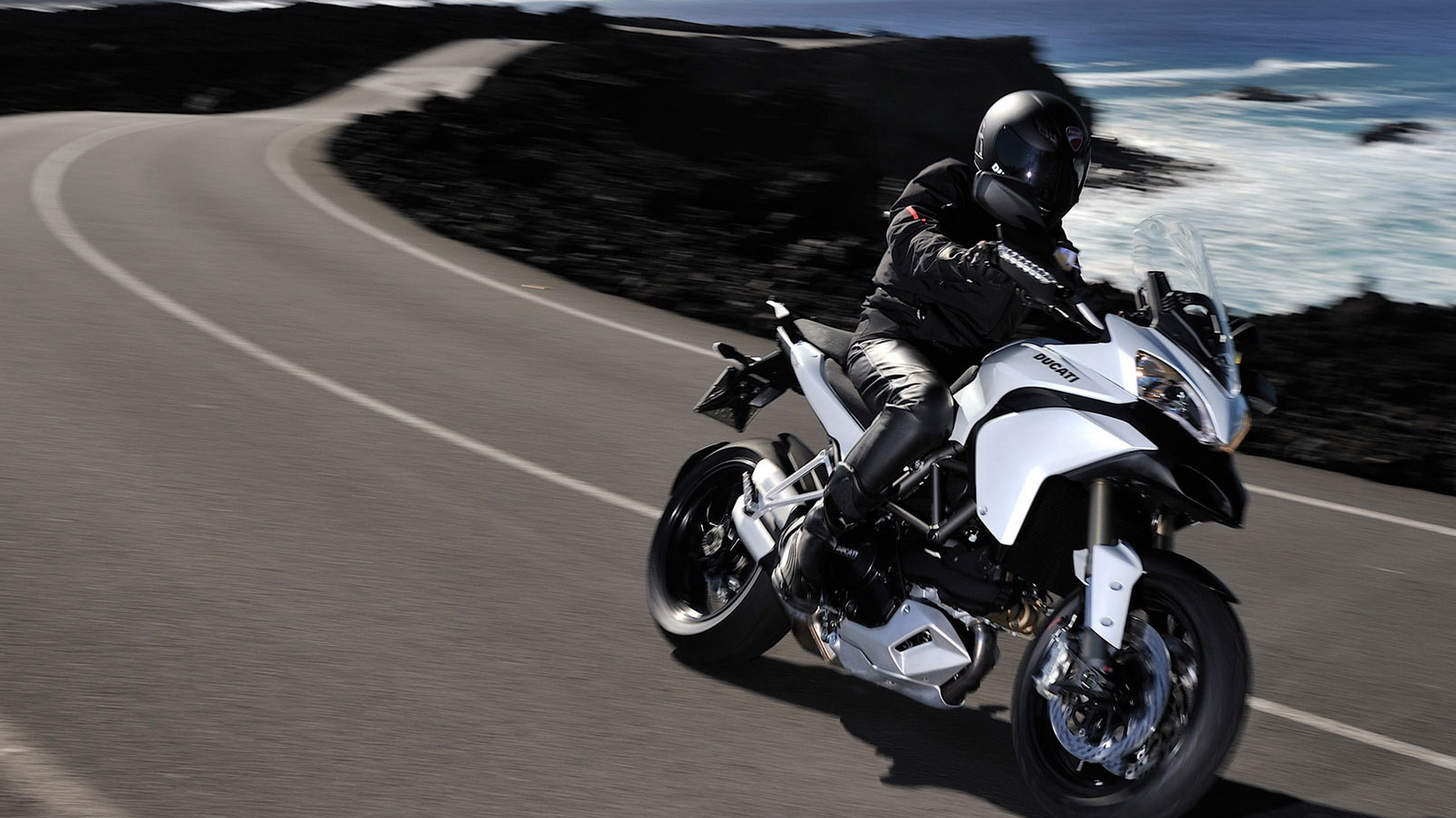 Дукати Мултистрада 1200С движение вдоль побережья