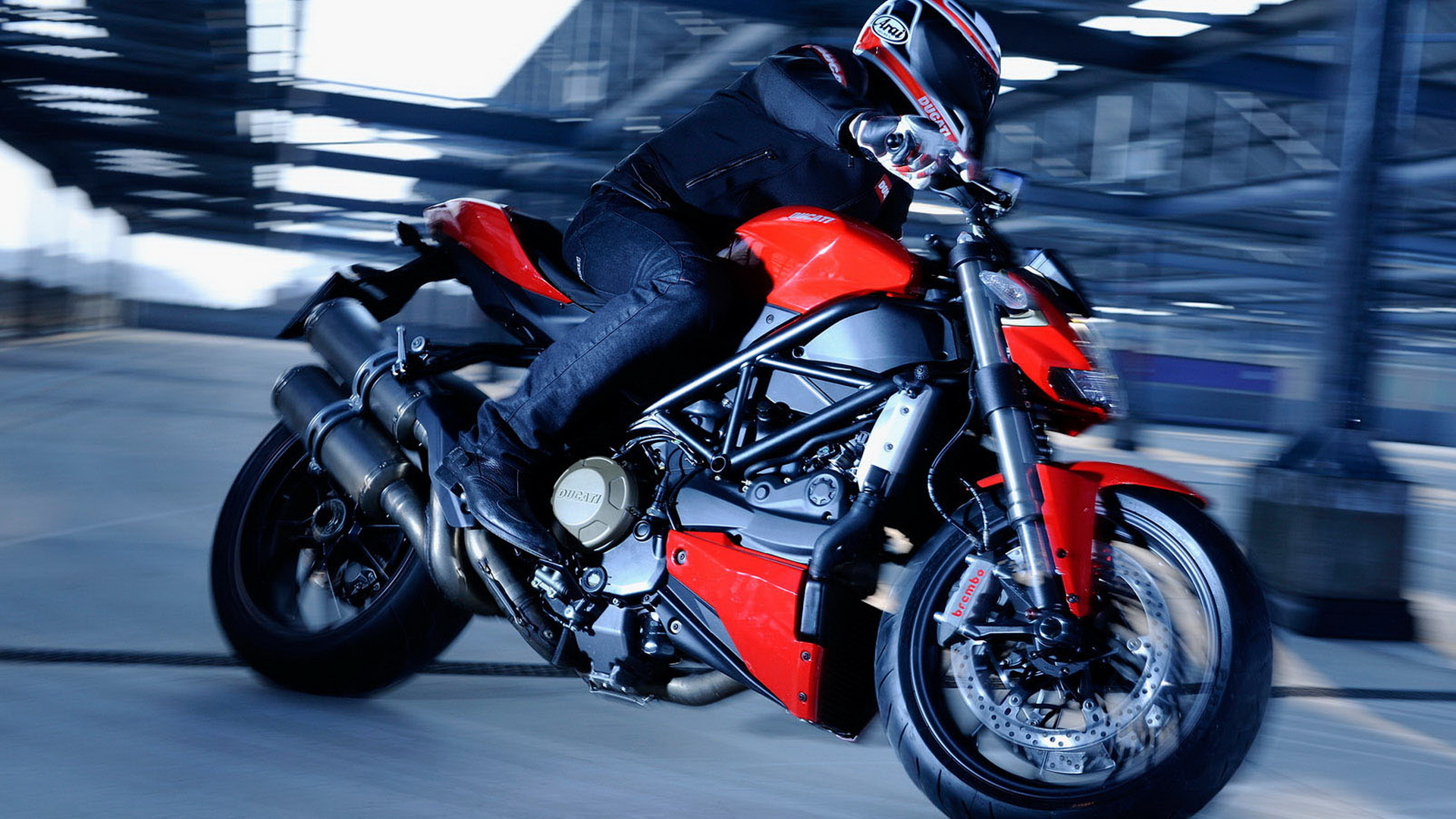 Ducati Streetfigtherx выезжая с парковки