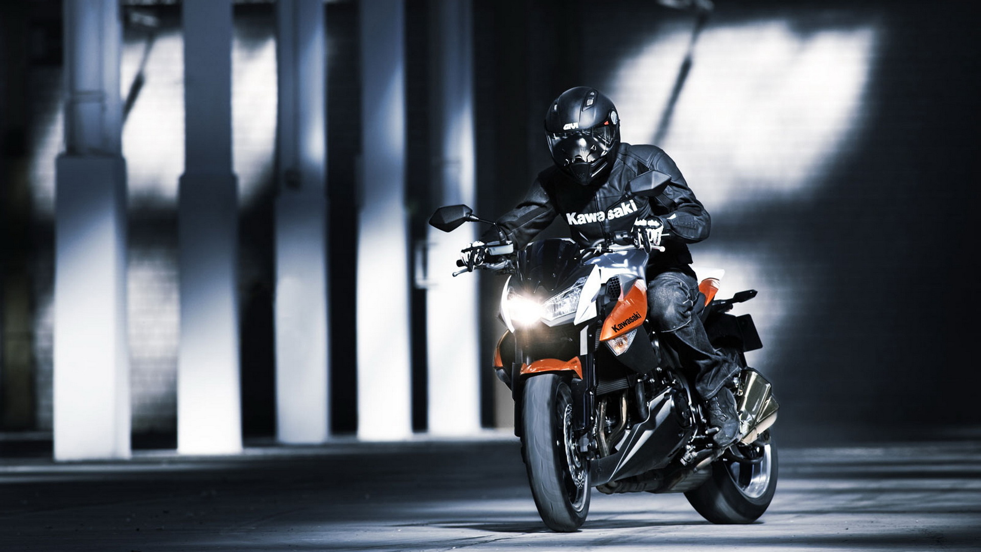 Кавасаки Z 1000 на полном ходу в здании