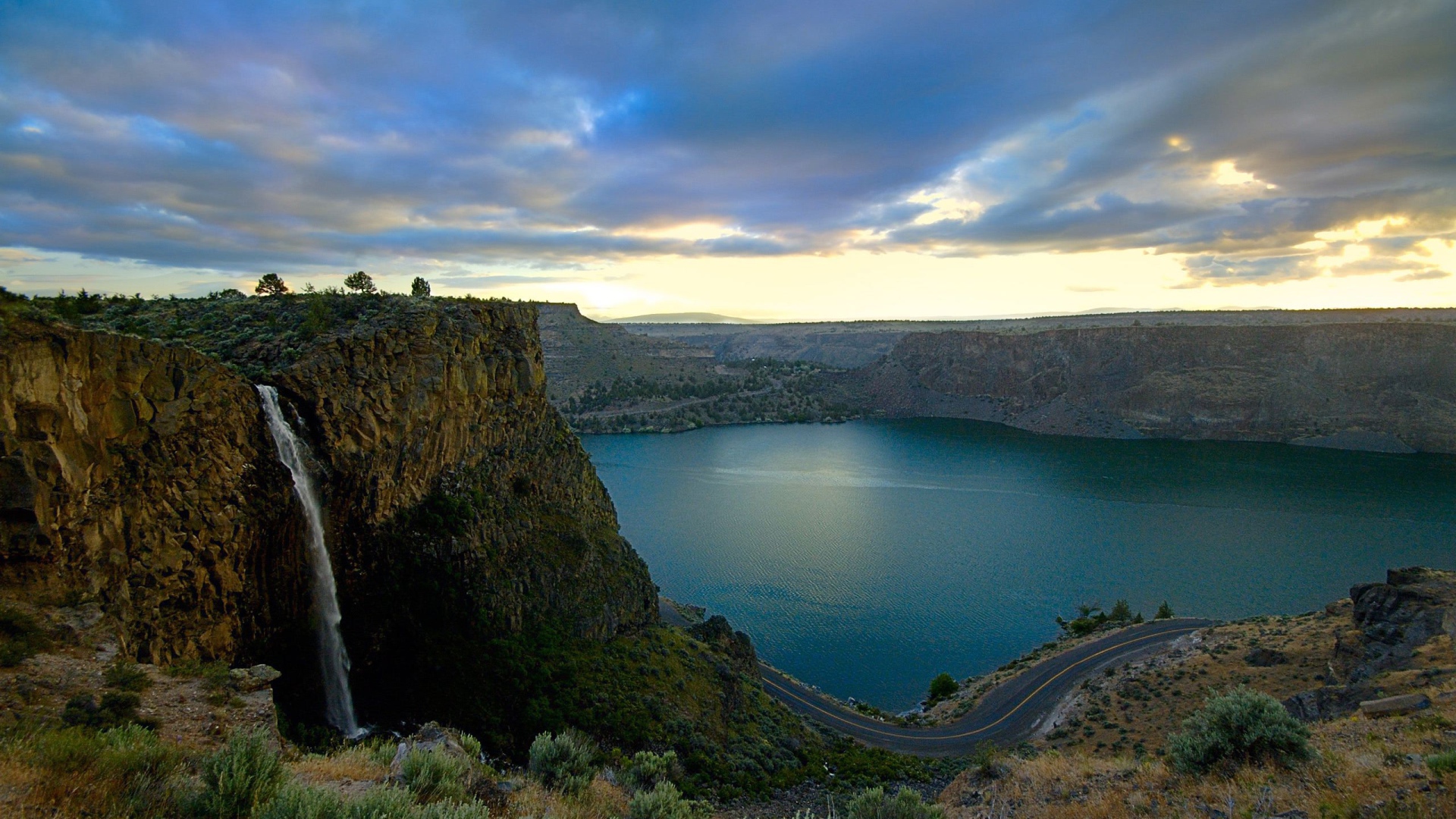 Озеро в каньоне