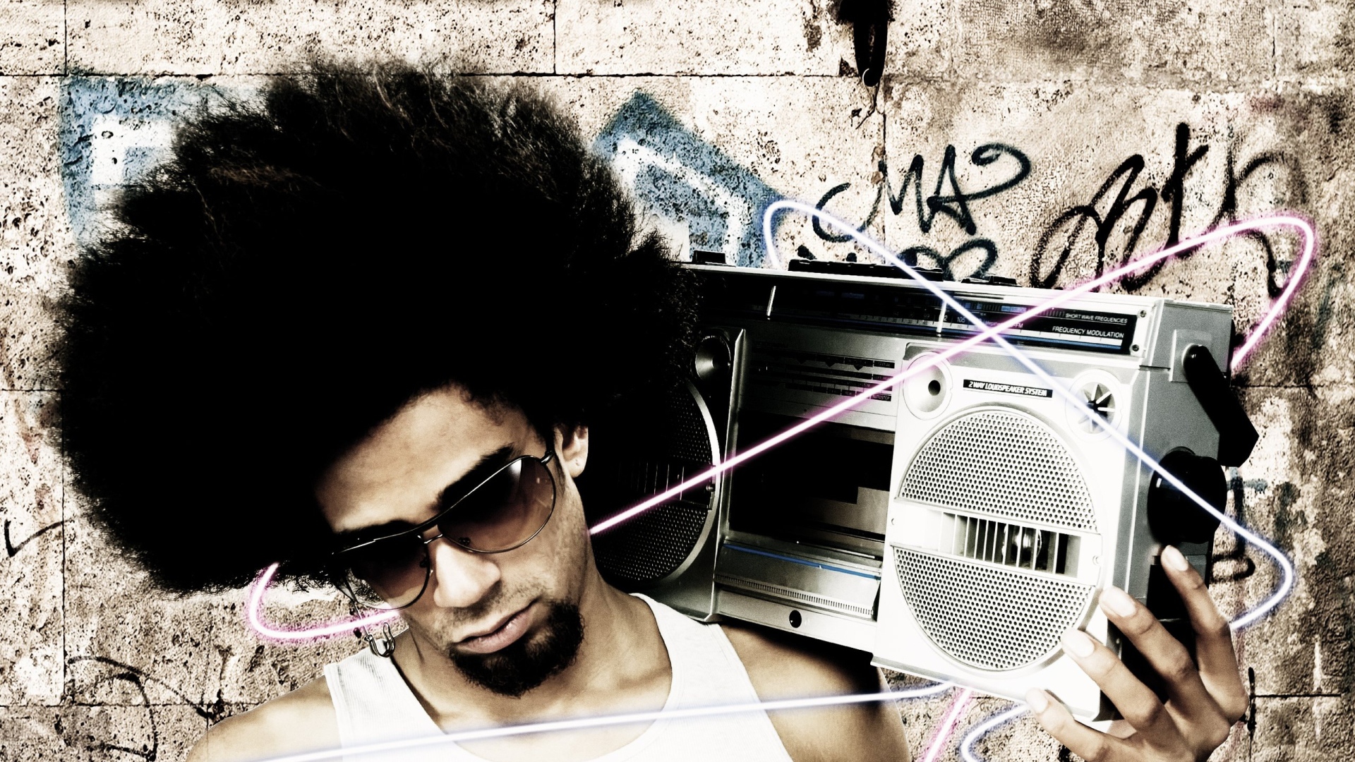 Парень с магнитофоном