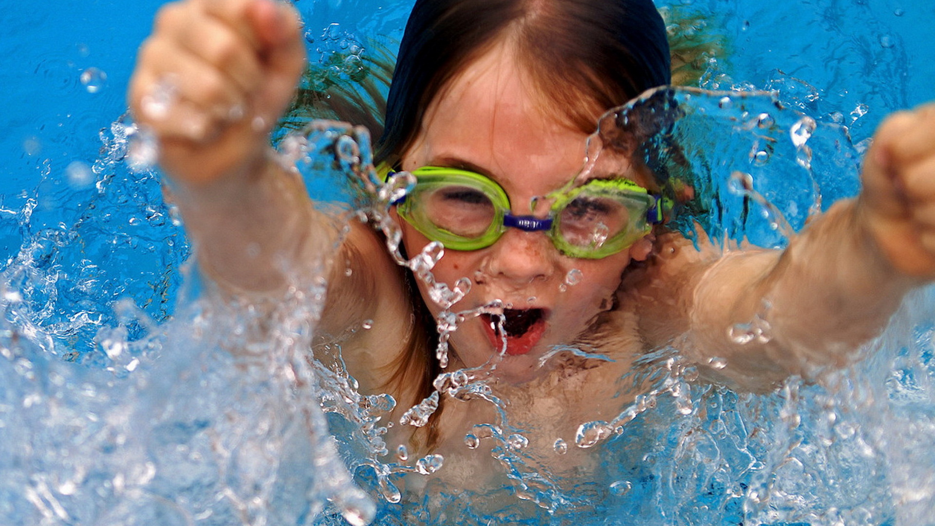 Плавающая девочка