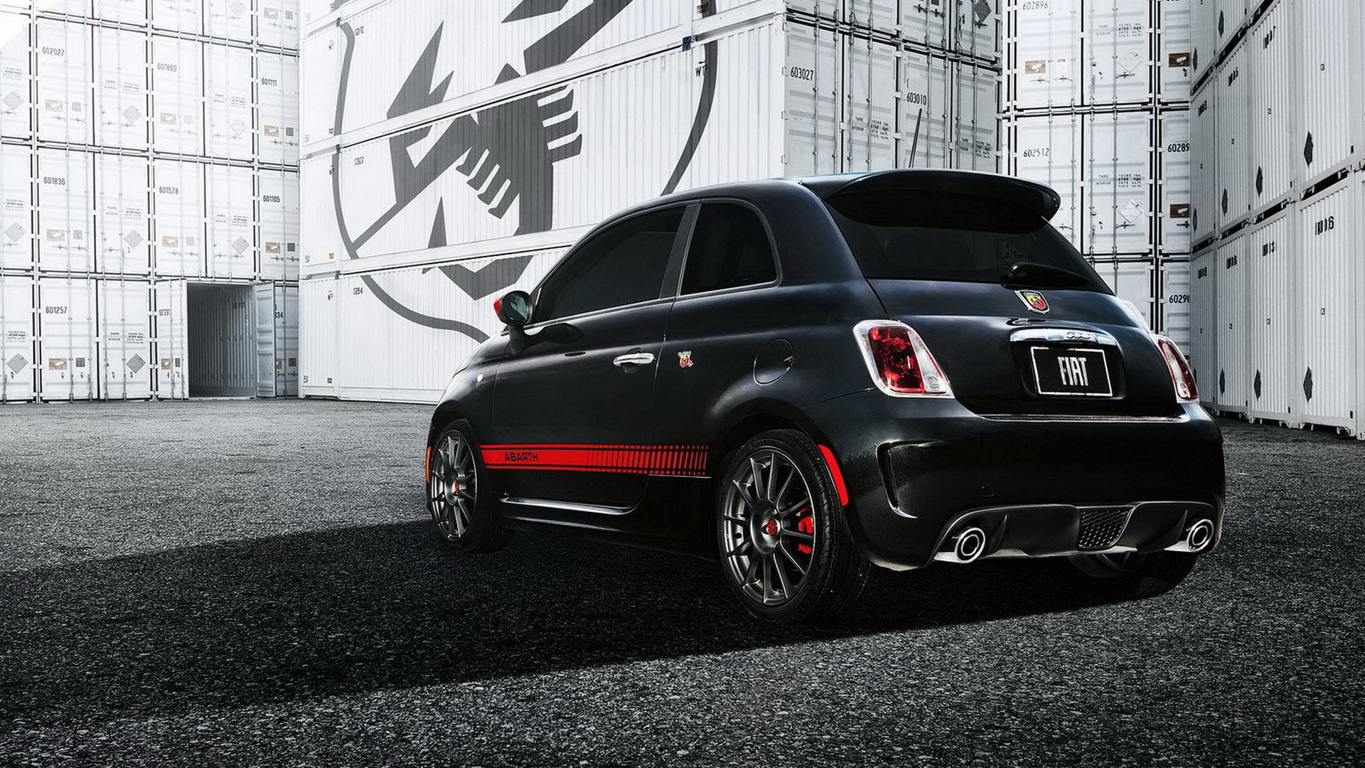 Черный Fiat-500 Abarth