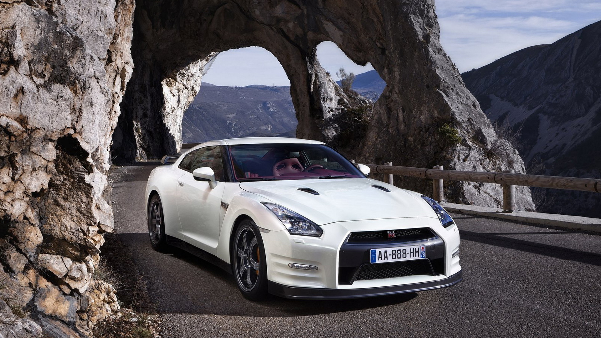 белый Nissan-GT-R