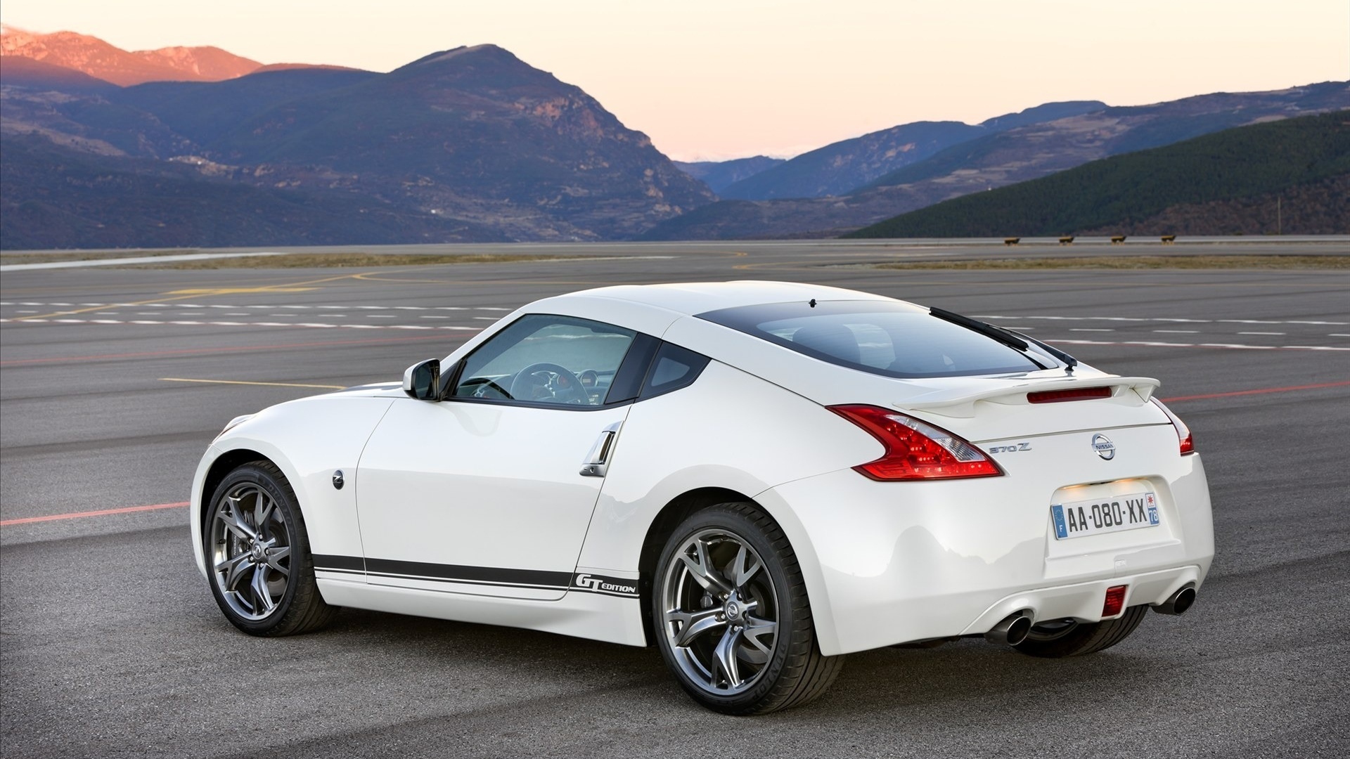 белый Nissan 370z GT