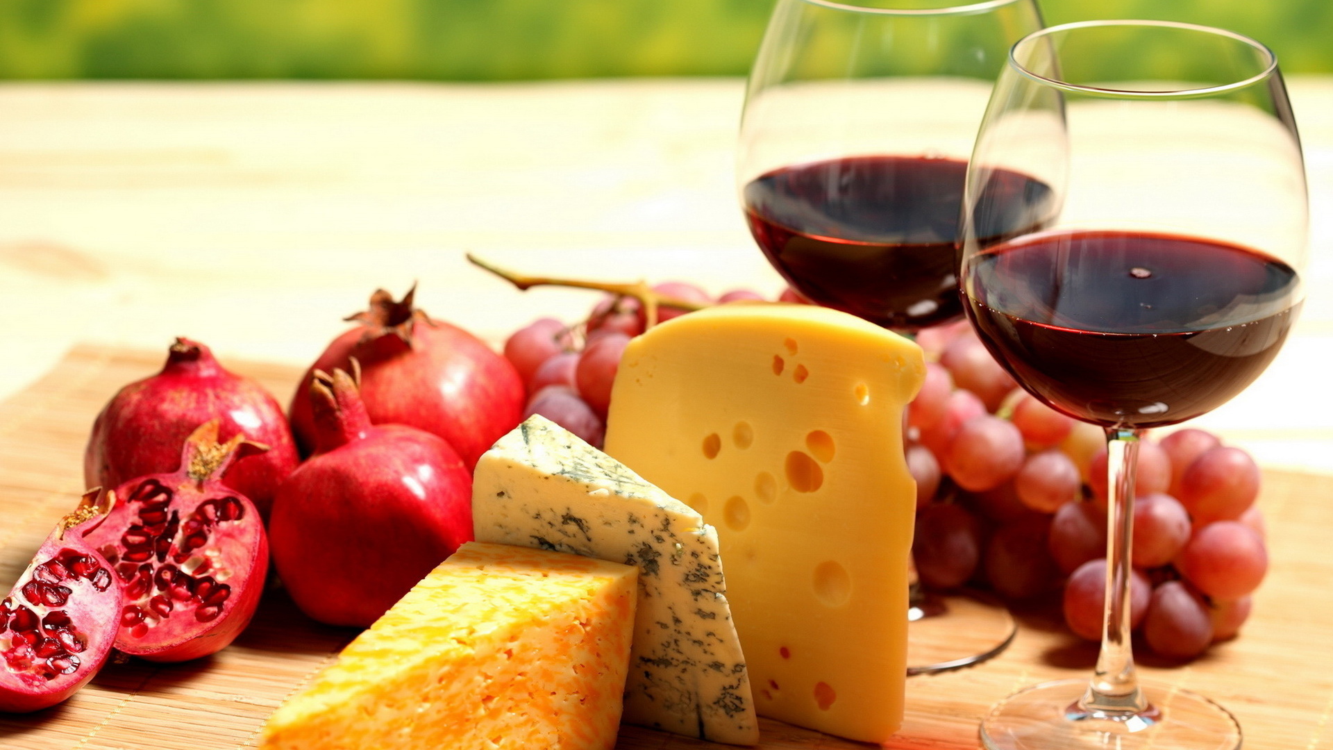 Ягоды, сыр, вино