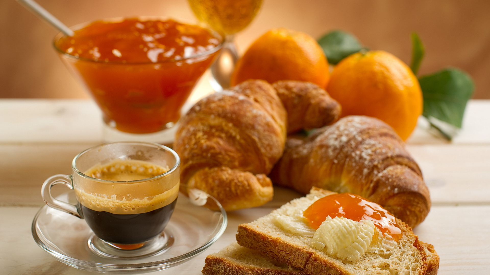 Кофе, джем и круассаны