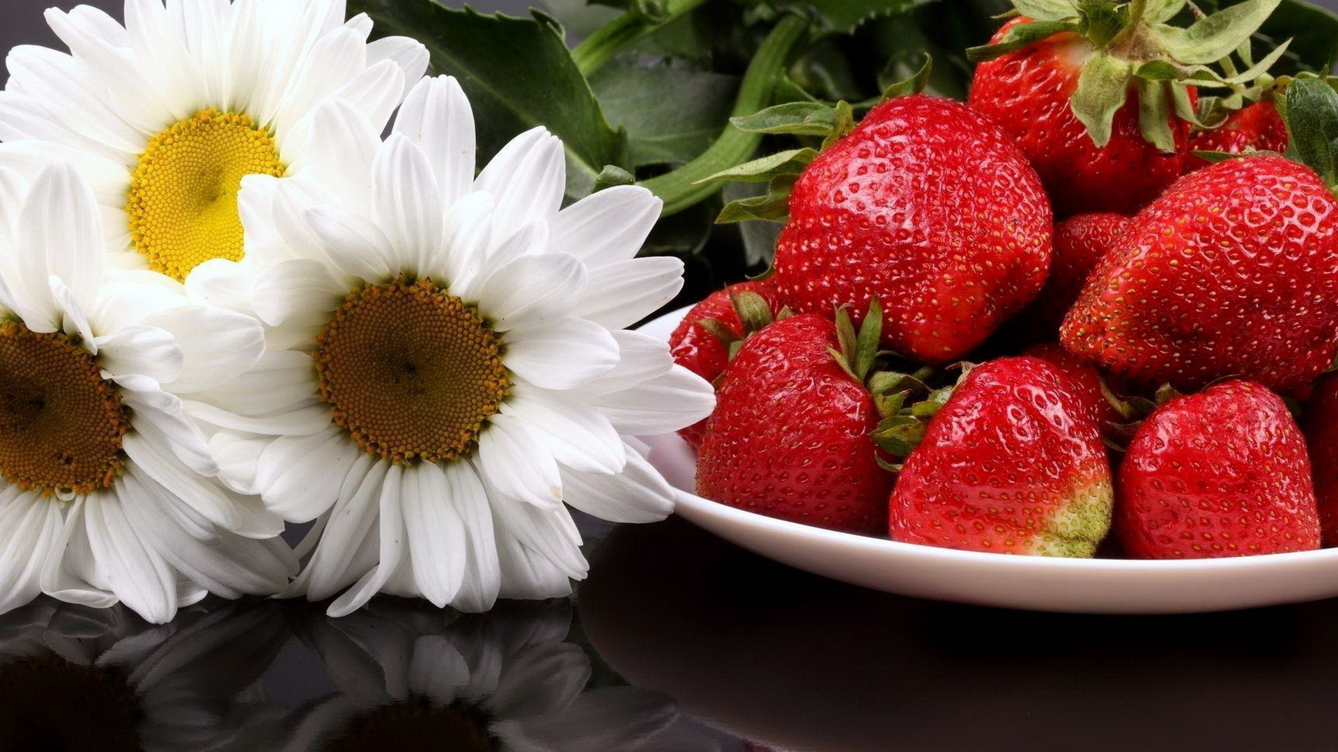 Клубника и ромашки