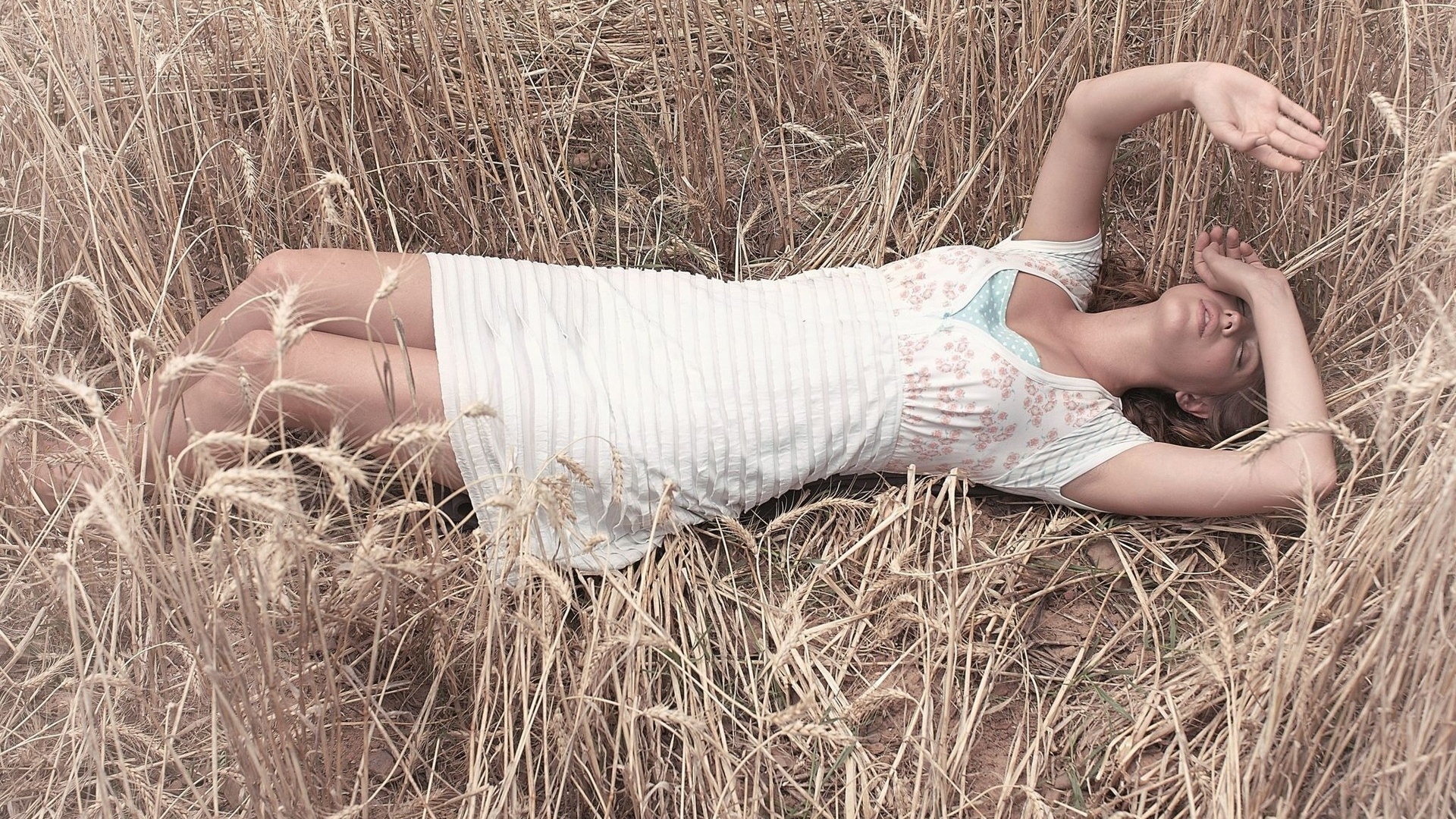 Девушка в поле