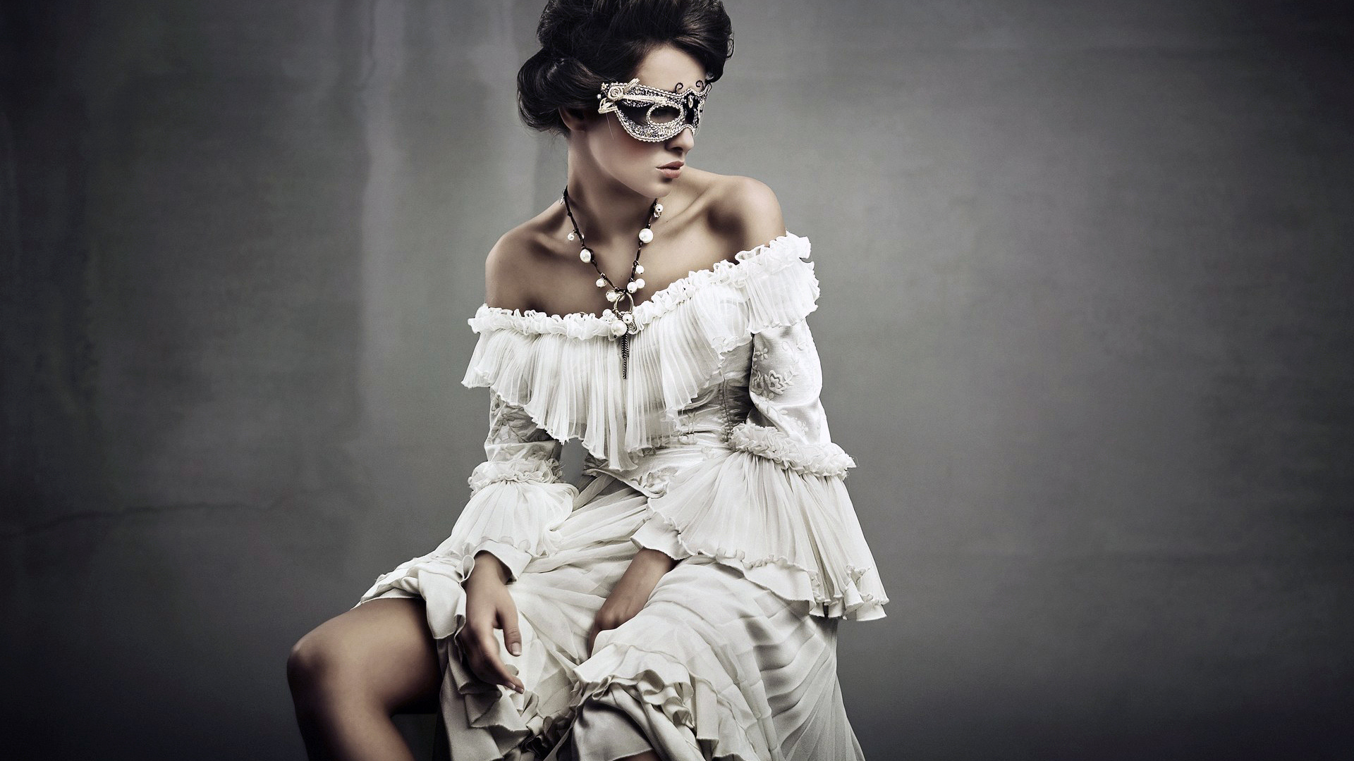 Девушка в маске