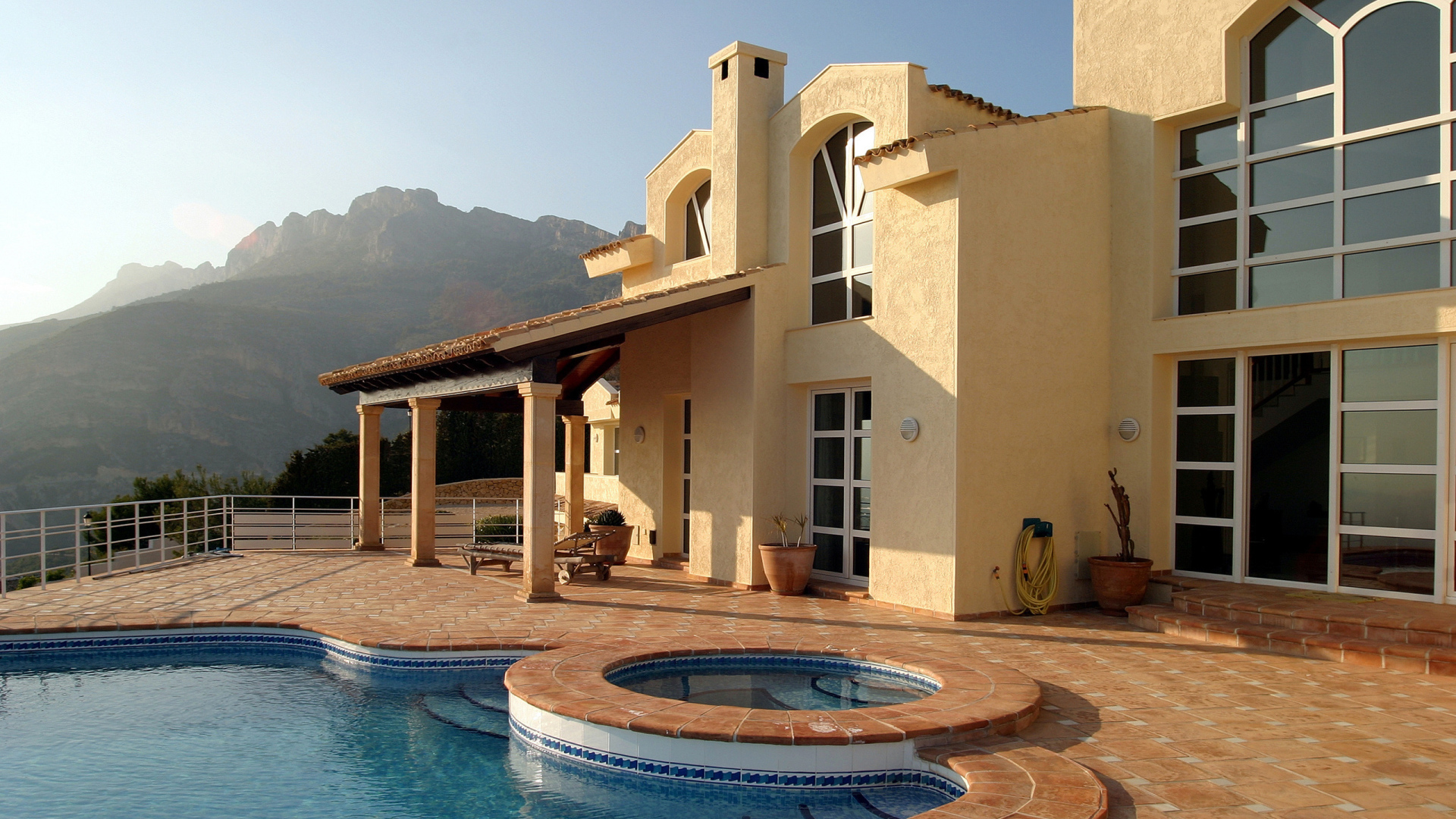 Бассейн около дома