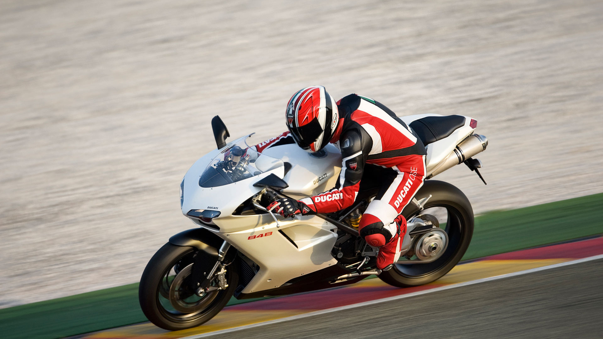 белый Ducatti 848