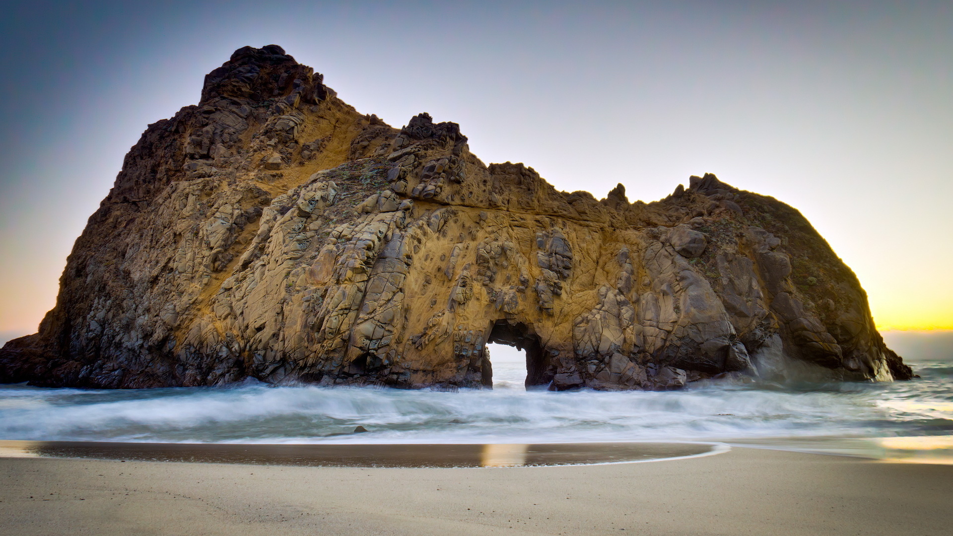 Скалы на берегу