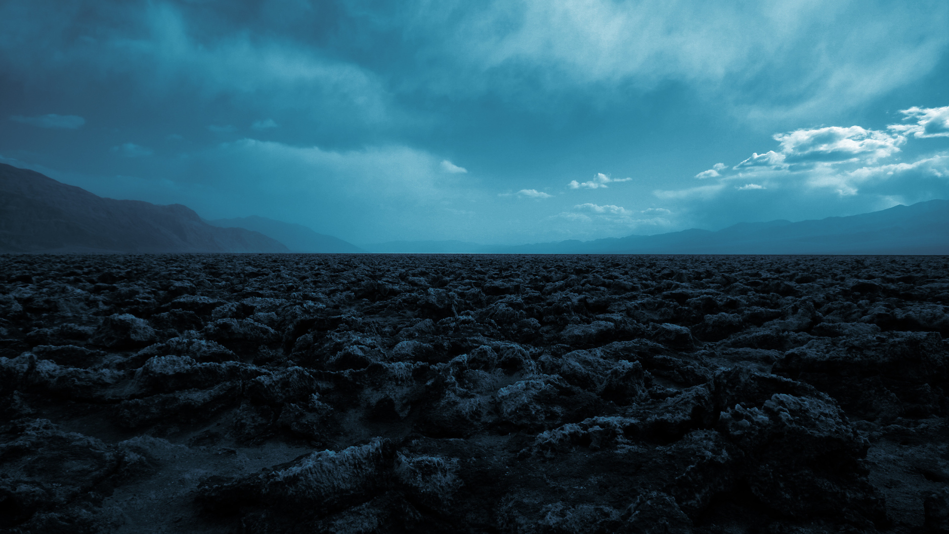 Синее небо над камнями