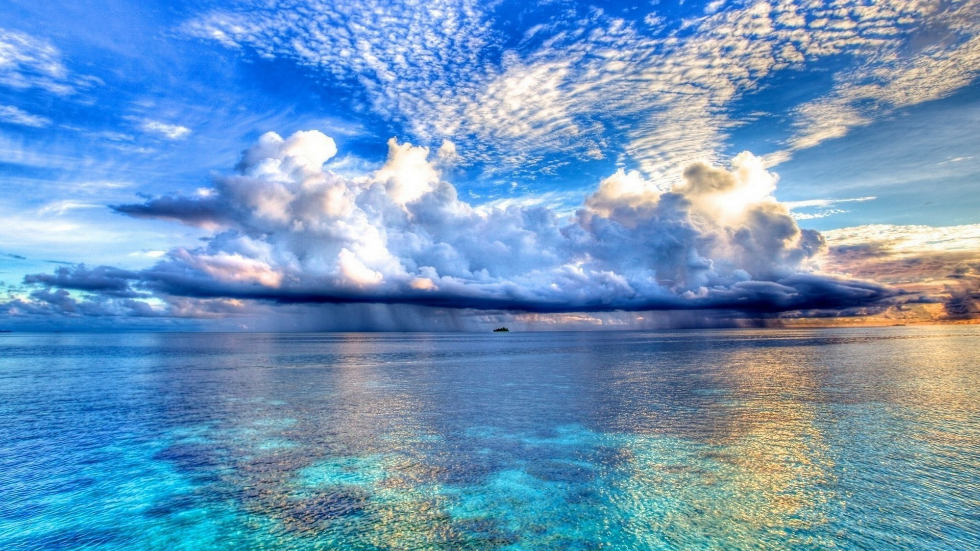 Голубое небо над морем