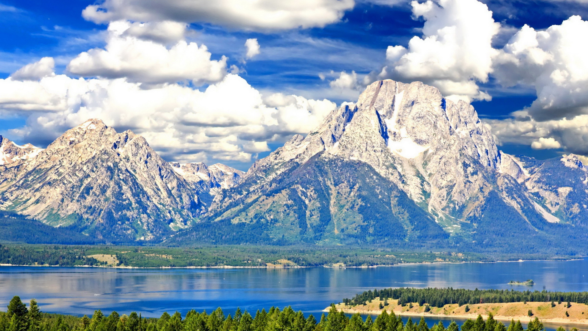 Воздушный шар среди гор