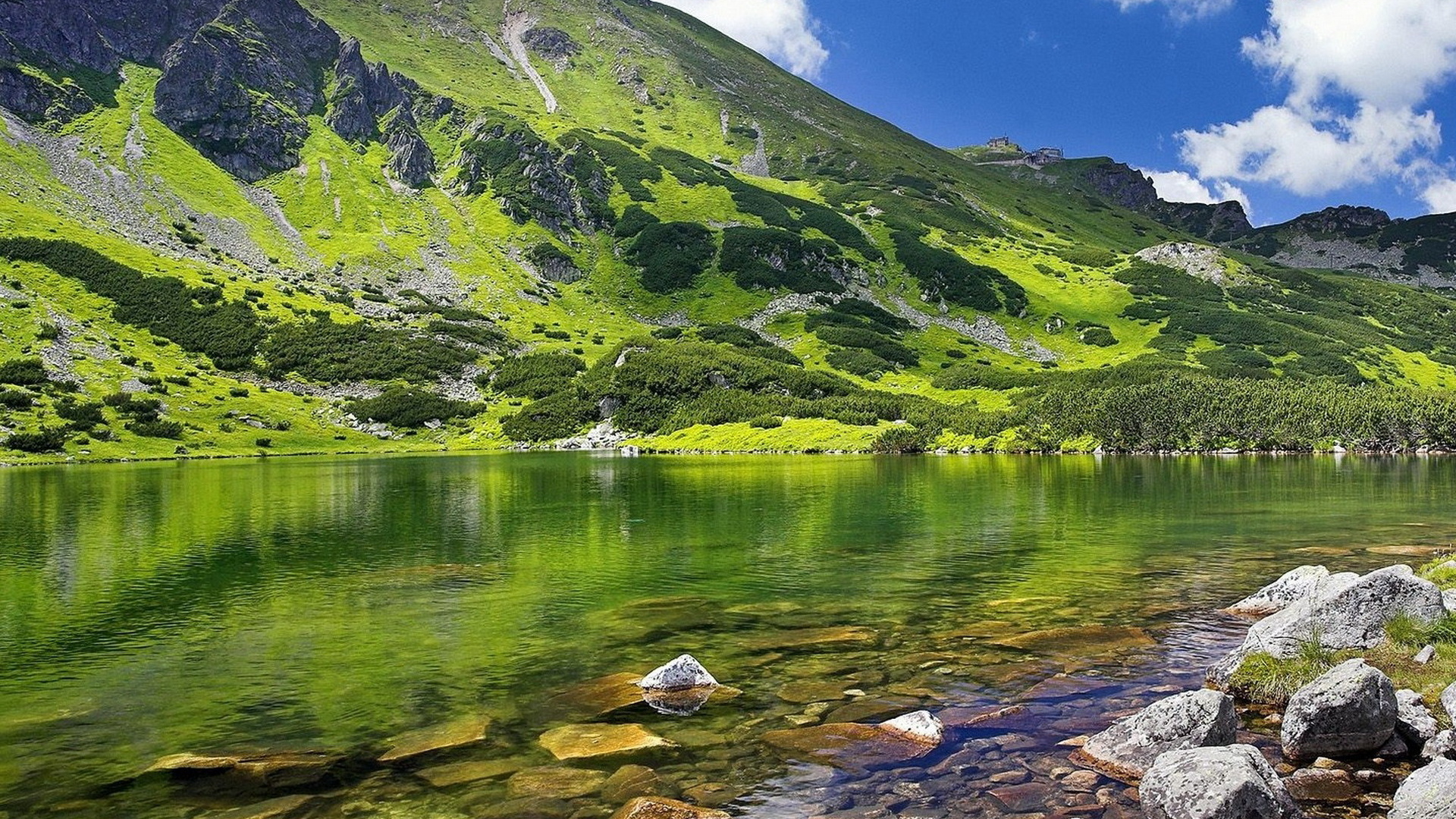 Озеро у подножия