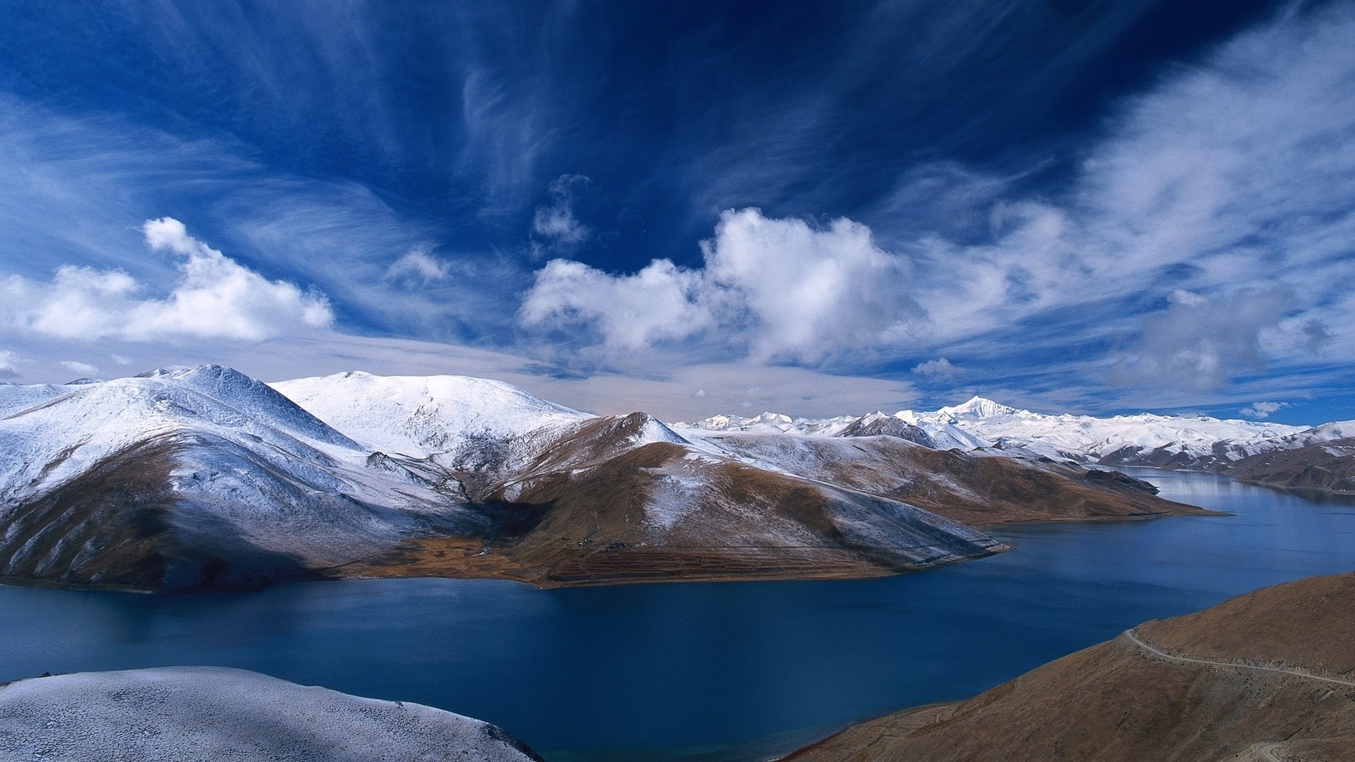 Горная долина и река