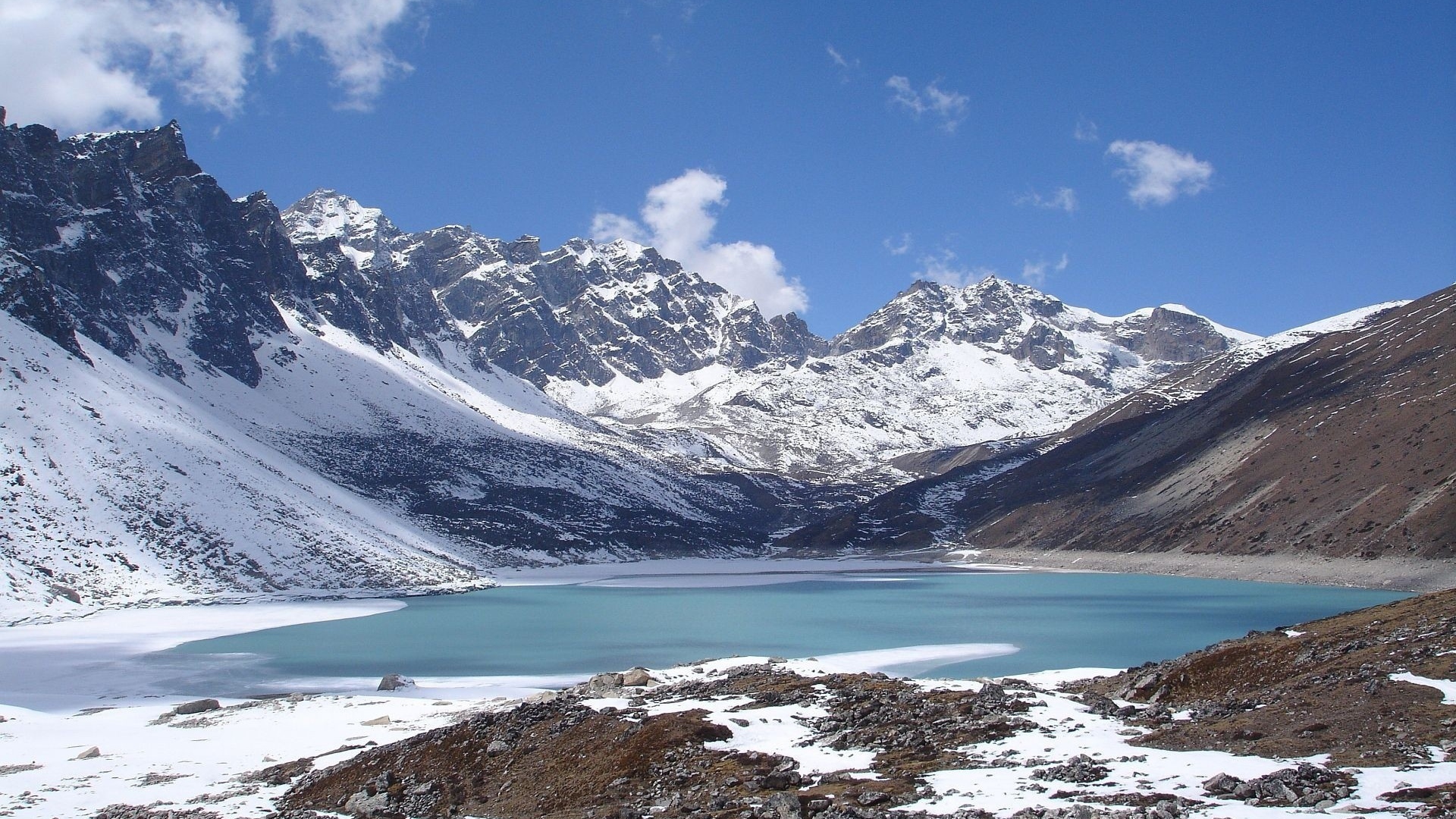 Горы и озеро