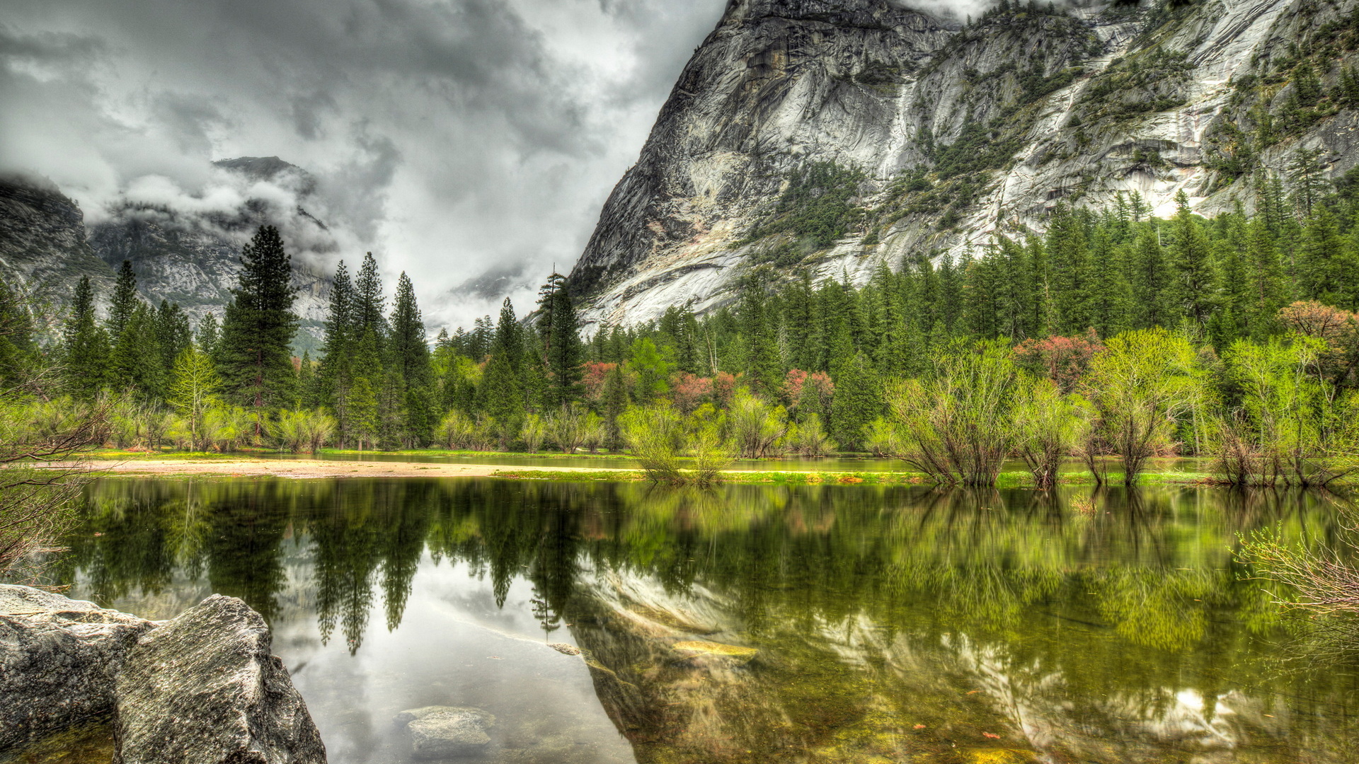 Горы и озеро