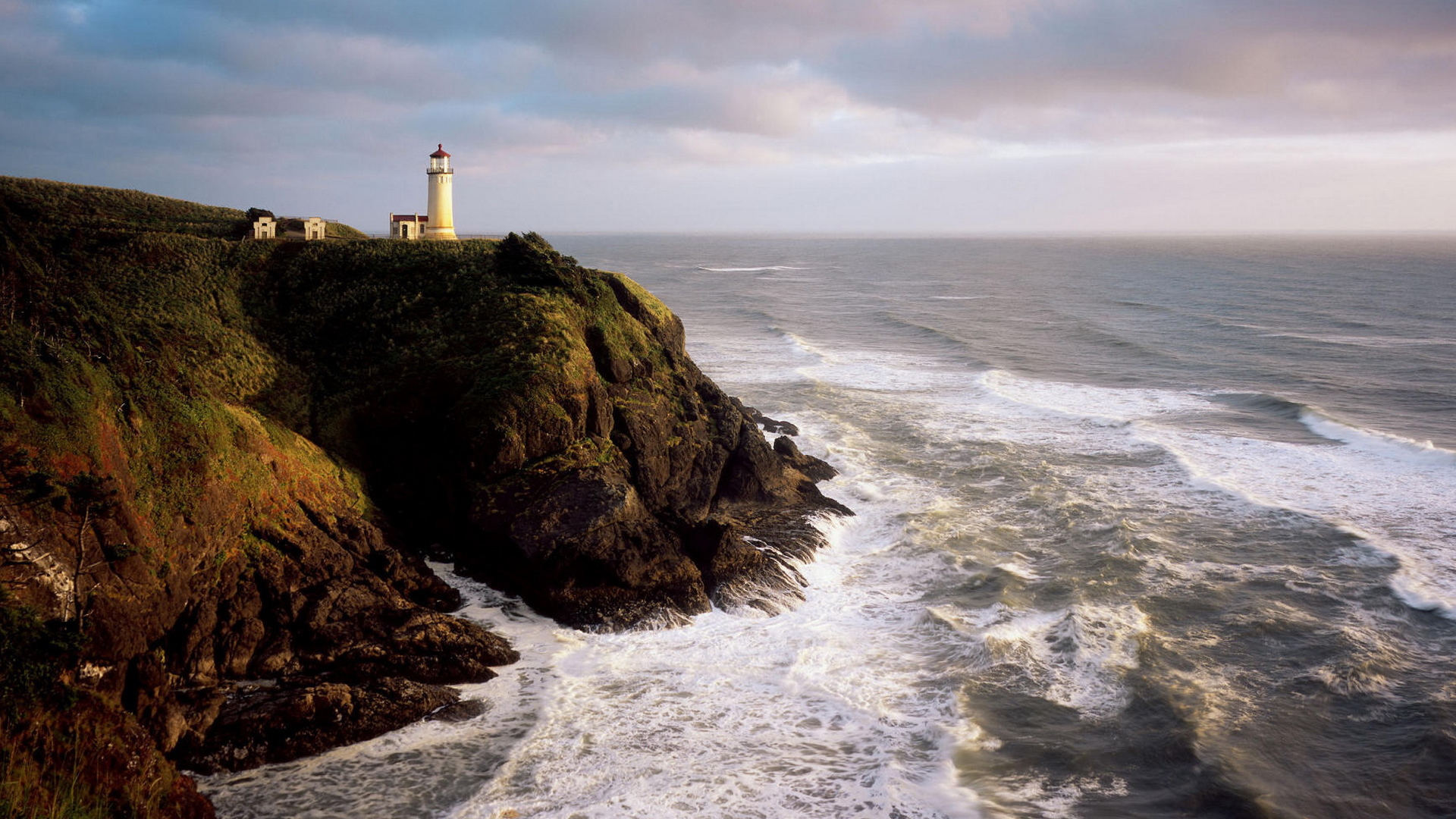 Маяк на берегу